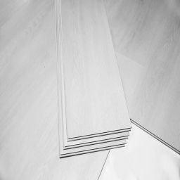 GoodHome Gospel White Wood effect Luxury vinyl click flooring, 1.96m² Pack