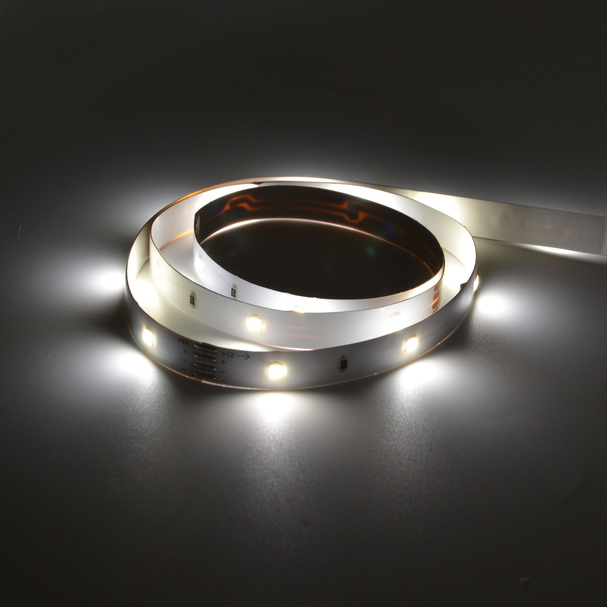 GoodHome Mains-powered (plug-in) LED Neutral white Strip light IP20 400lm (L)1m