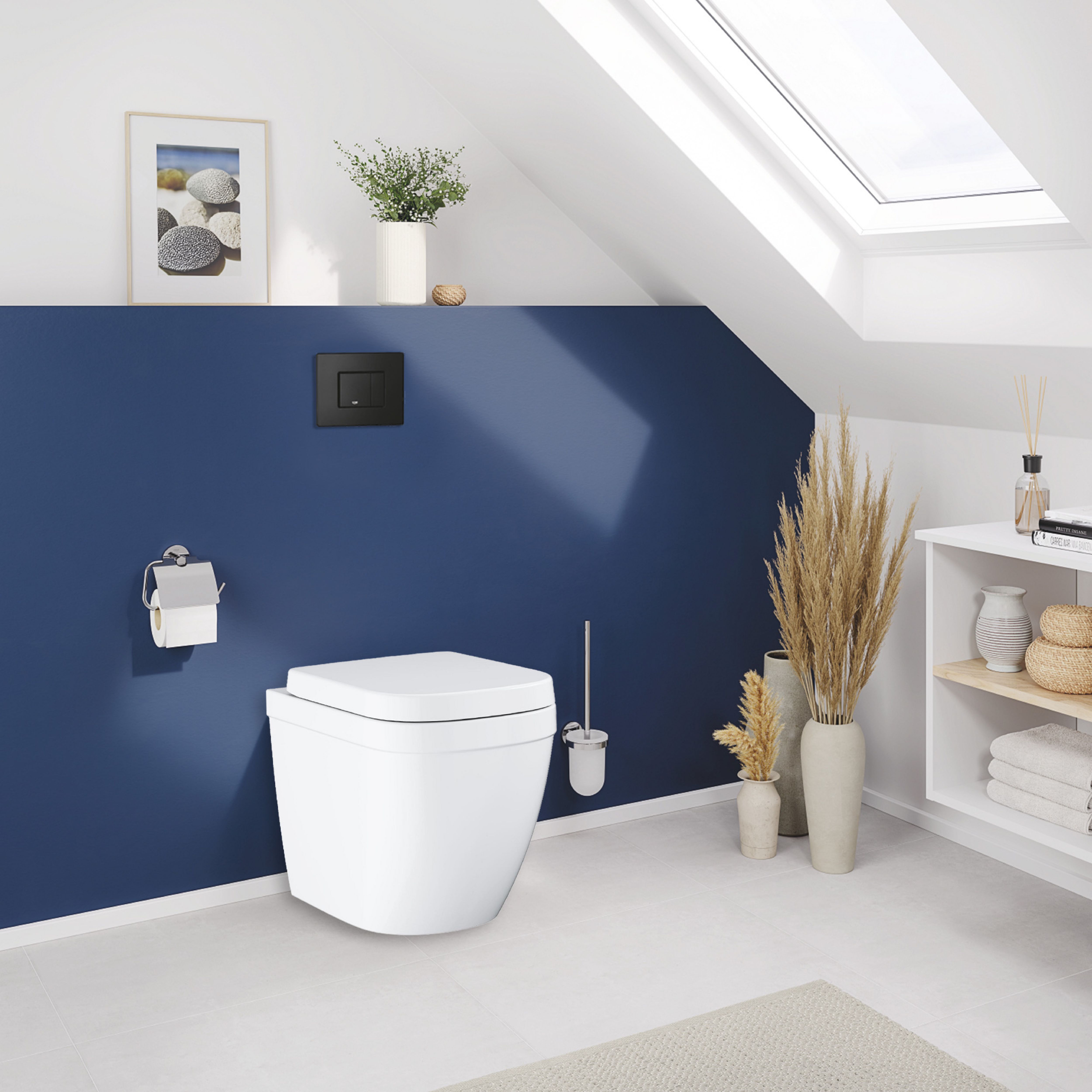 Grohe Euro Even Alpine White Standard Back to wall close-coupled Oval Toilet & cistern with Soft close seat & matt black plate