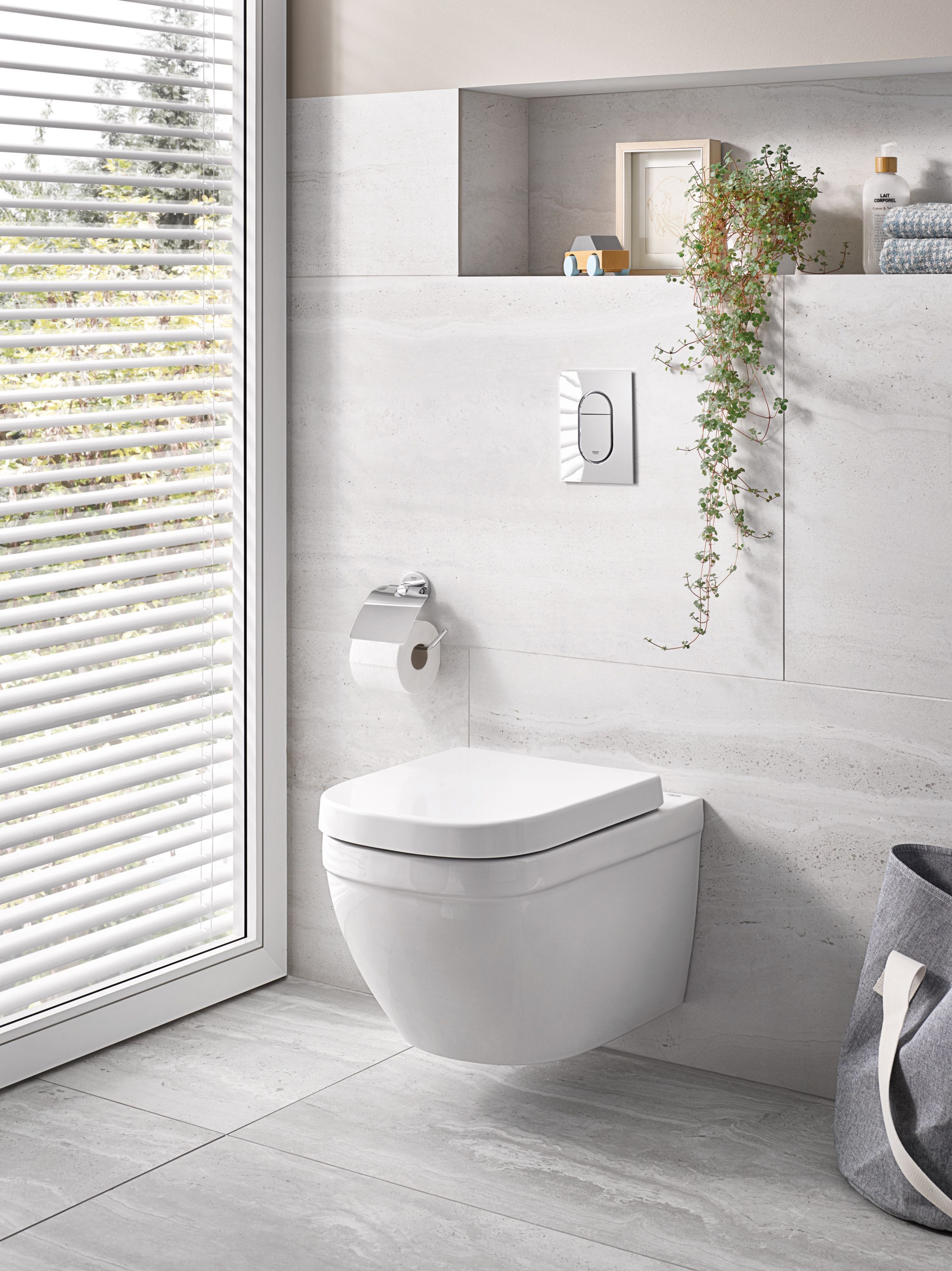 Grohe Solido White Wall hung Toilet & cistern with Soft close seat