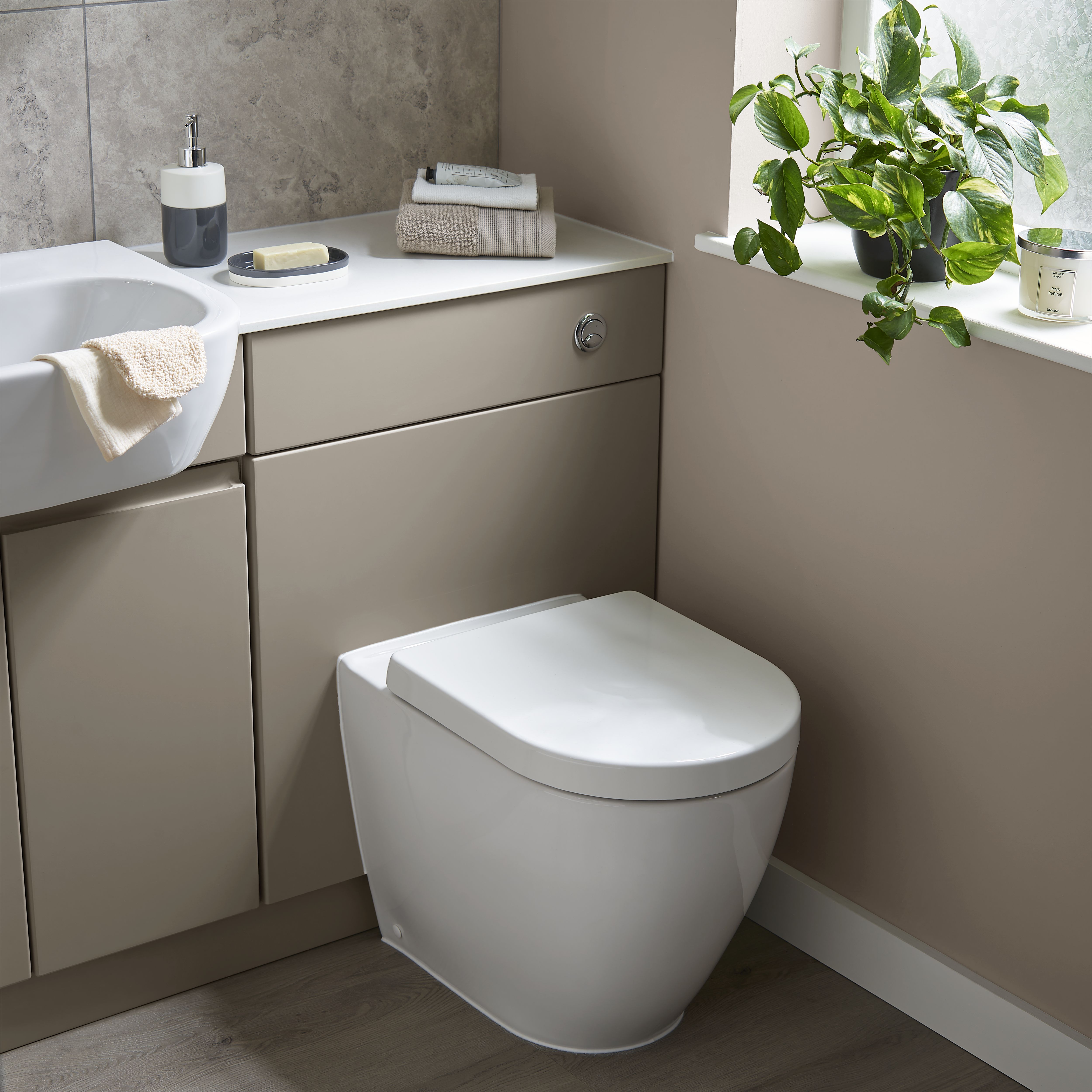 Grohe Solido White Wall hung Toilet & cistern with Soft close seat