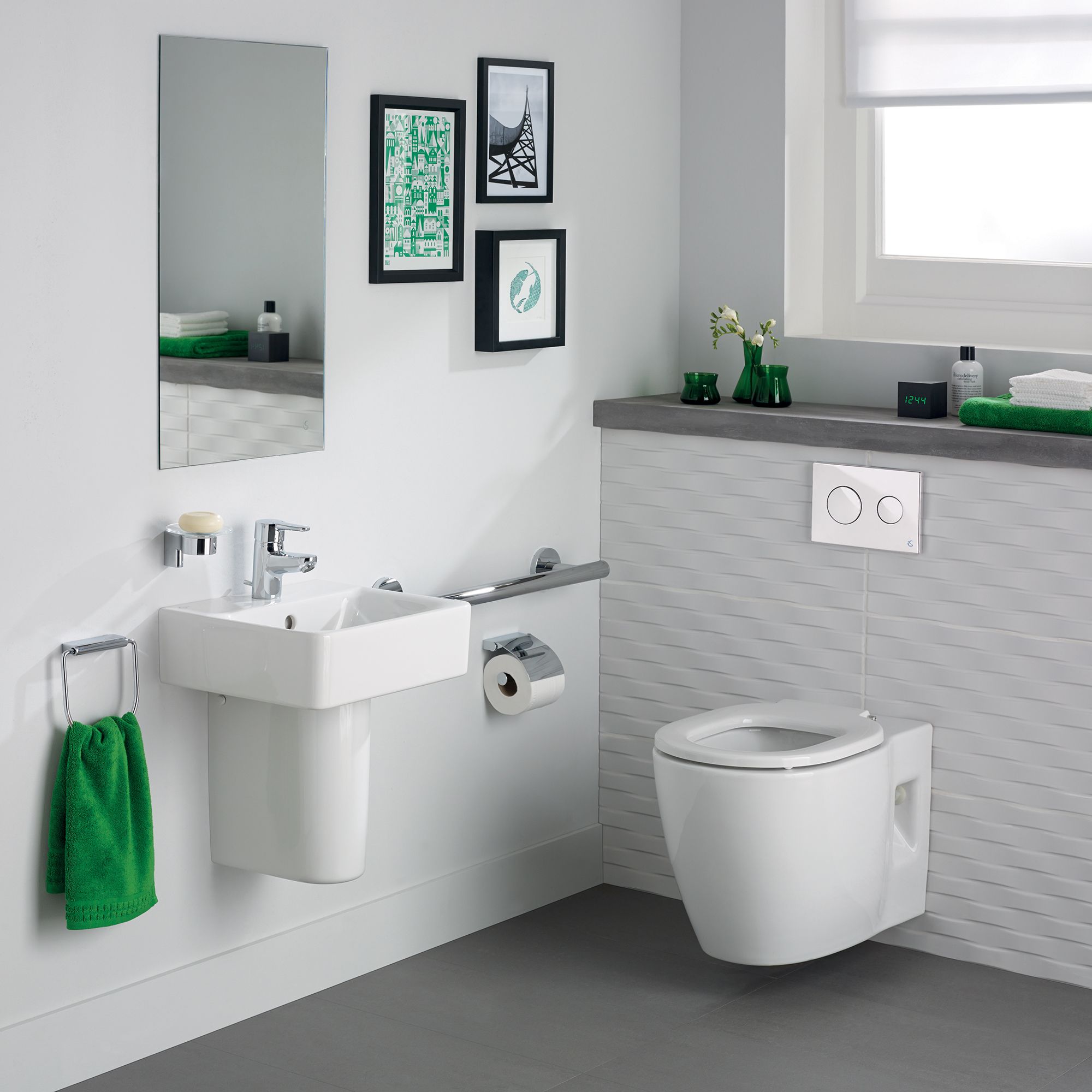 Ideal Standard Concept Freedom Comfort height White Boxed rim Wall hung Round Toilet pan with Soft close seat
