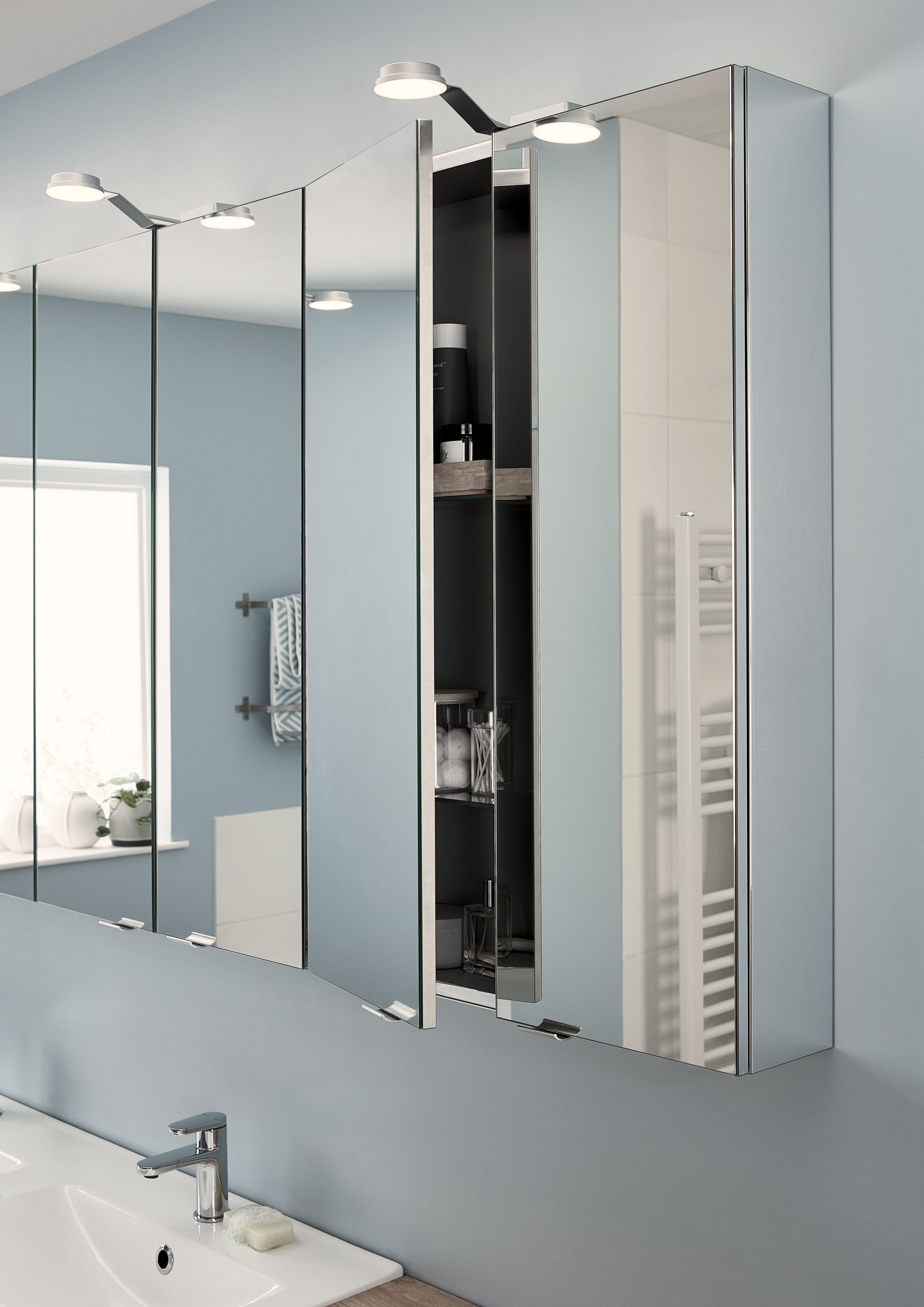 900mm mirror deals cabinet