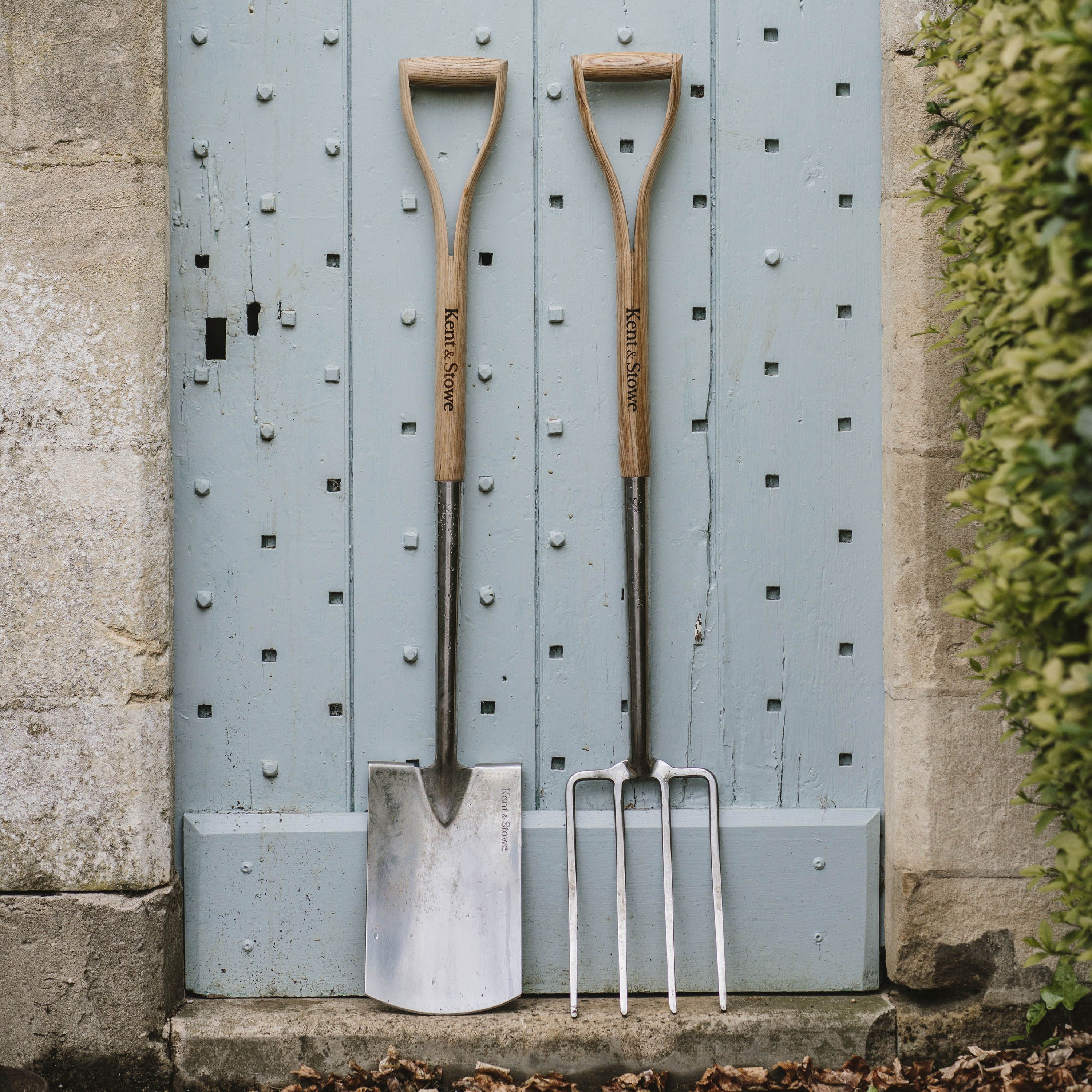Kent & Stowe Garden Digging Tools Metal Rounded Digging Spade (L) 1100mm x (W) 180mm