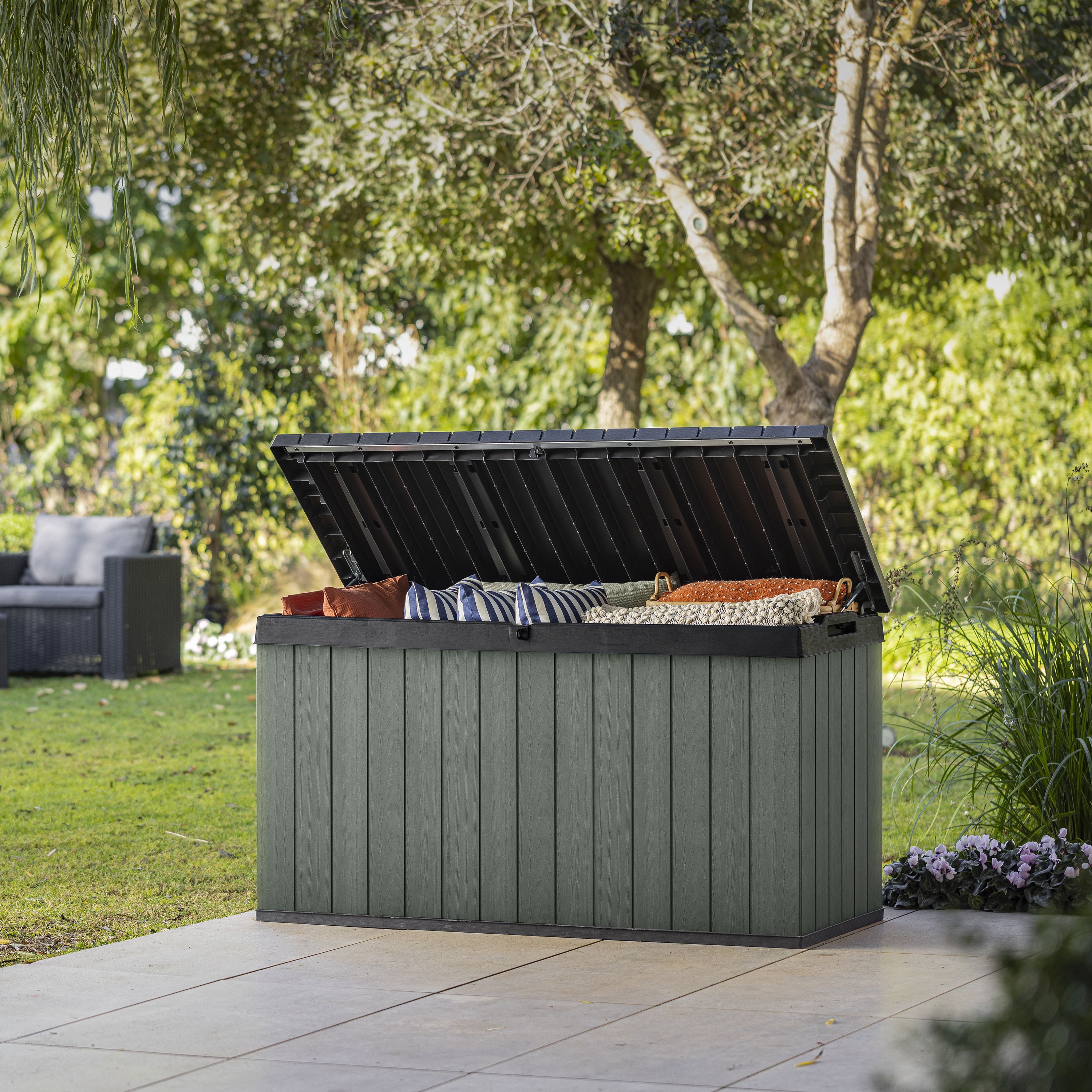 Keter Darwin Green 570L Garden storage box (H)782mm (W)1425mm