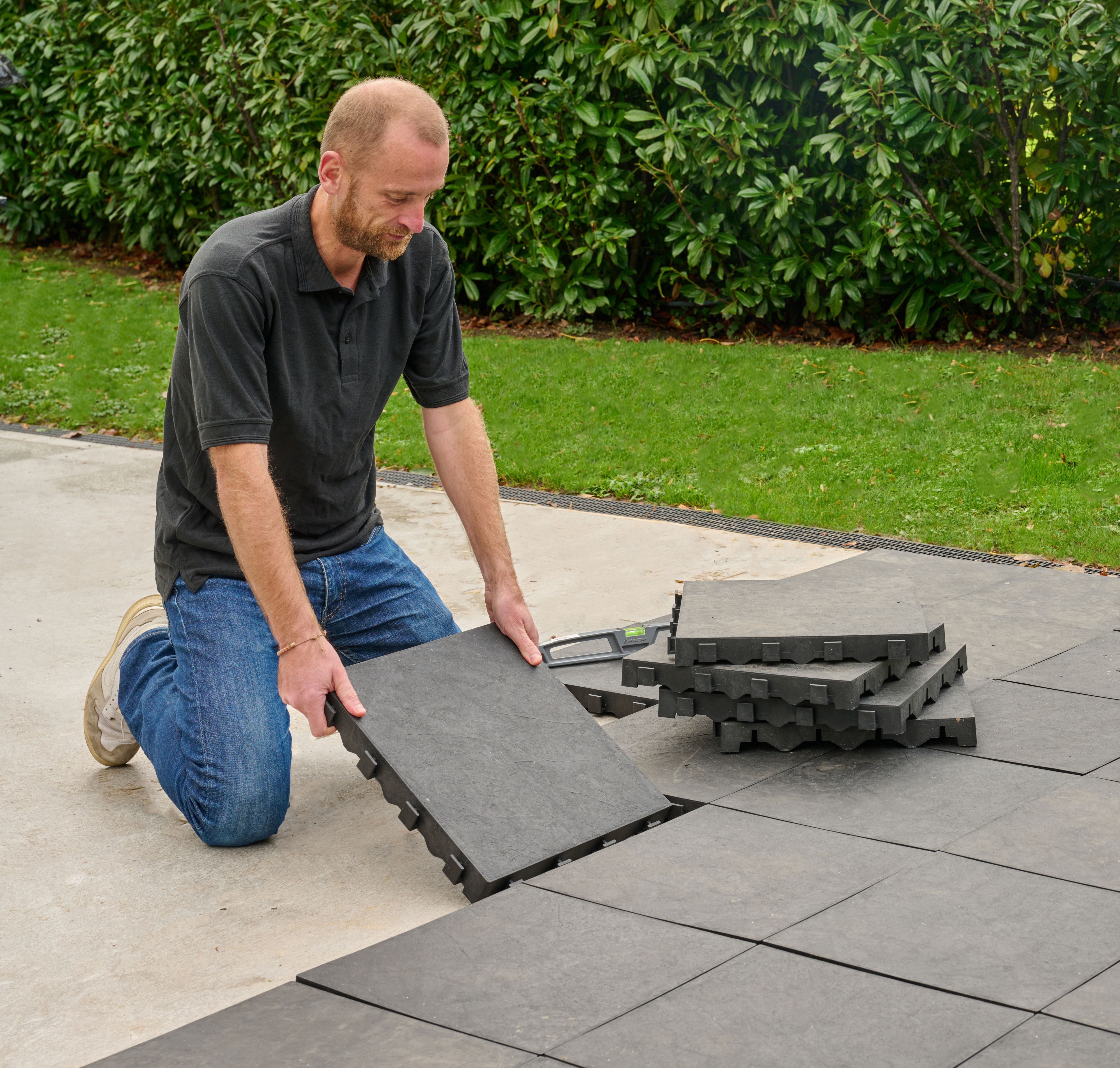 Klikstrom Angara Dark grey Clippable deck tile (L)40cm (W)40cm (T)45mm