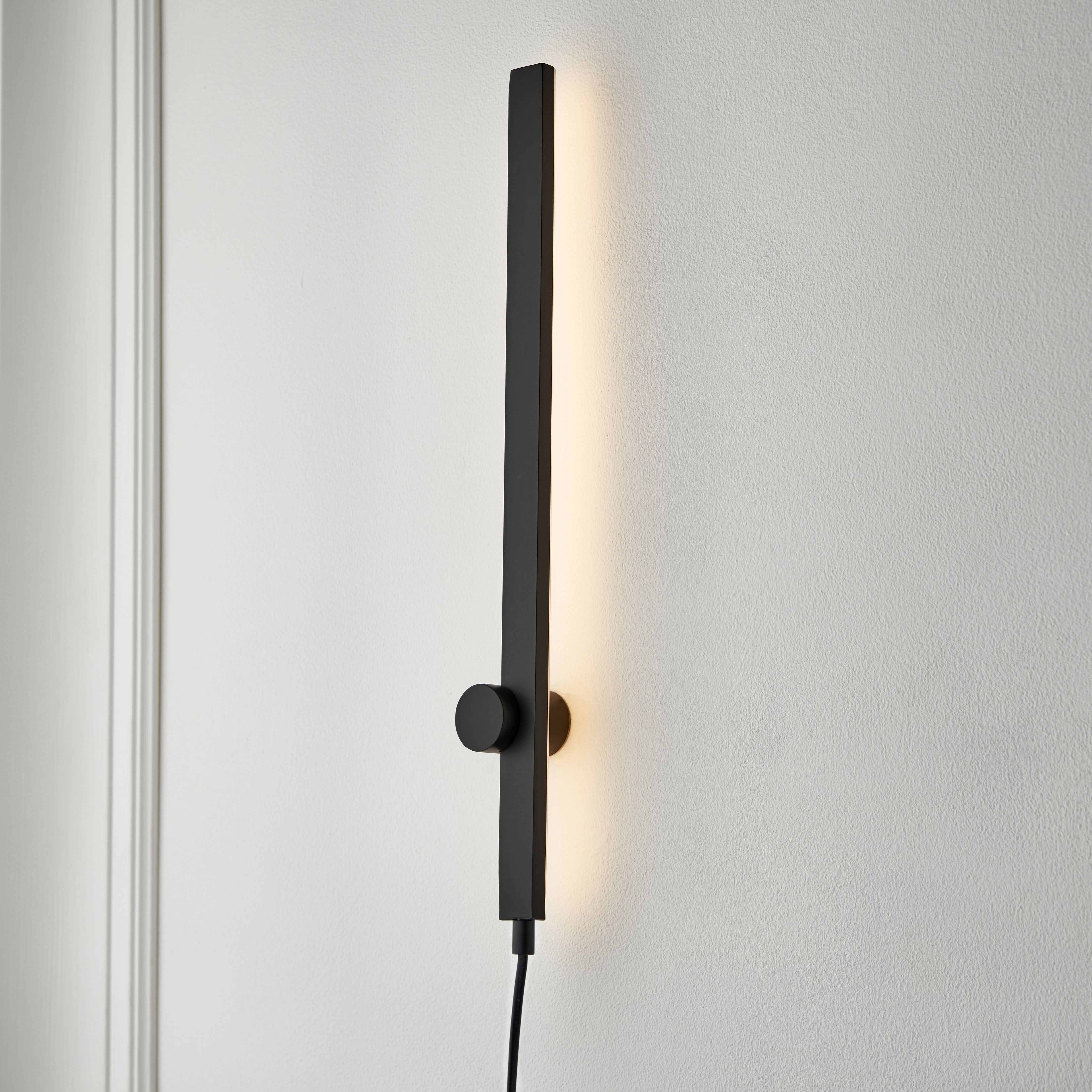 Line Black Plug-in Wall light