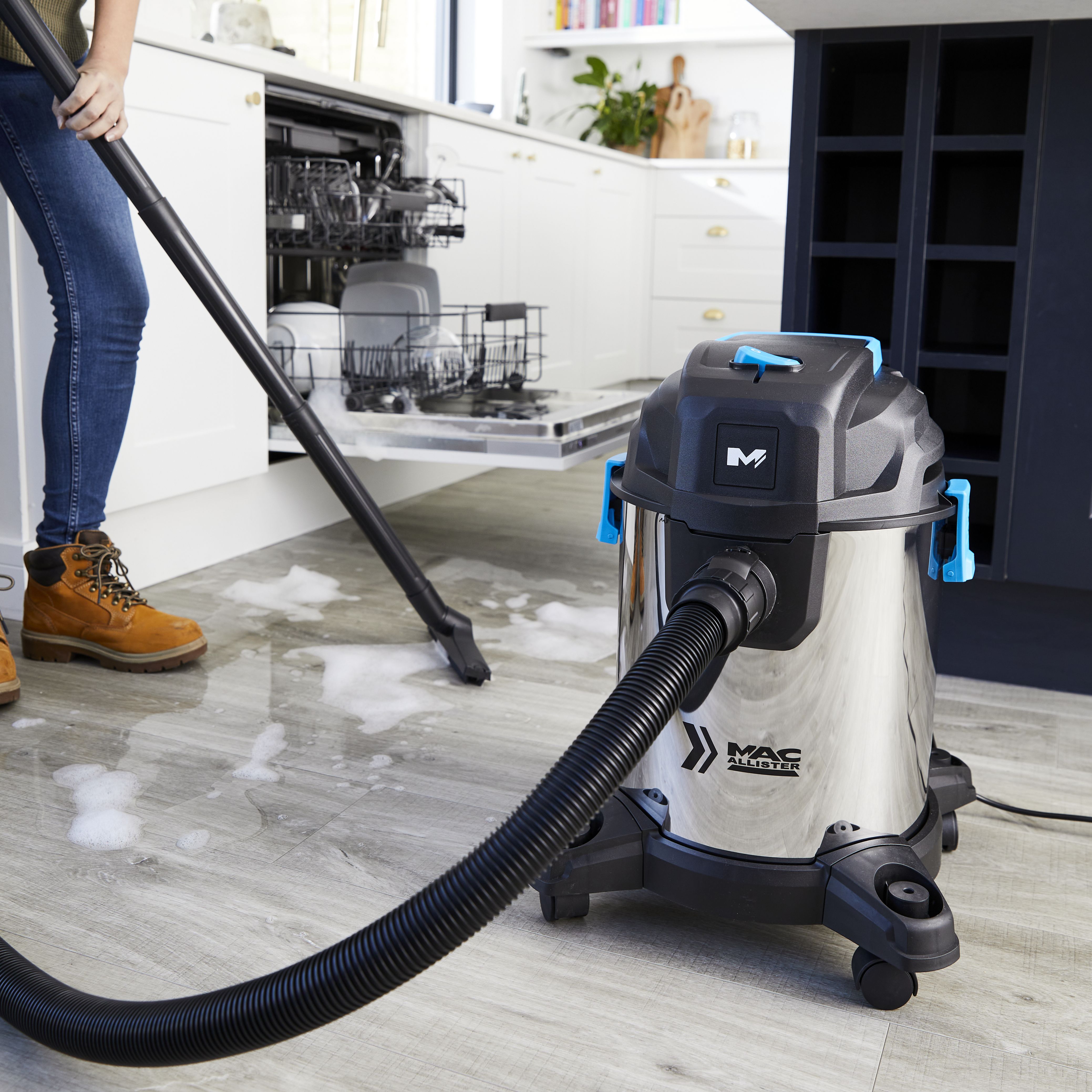 Wet and deals dry vacuum cleaner