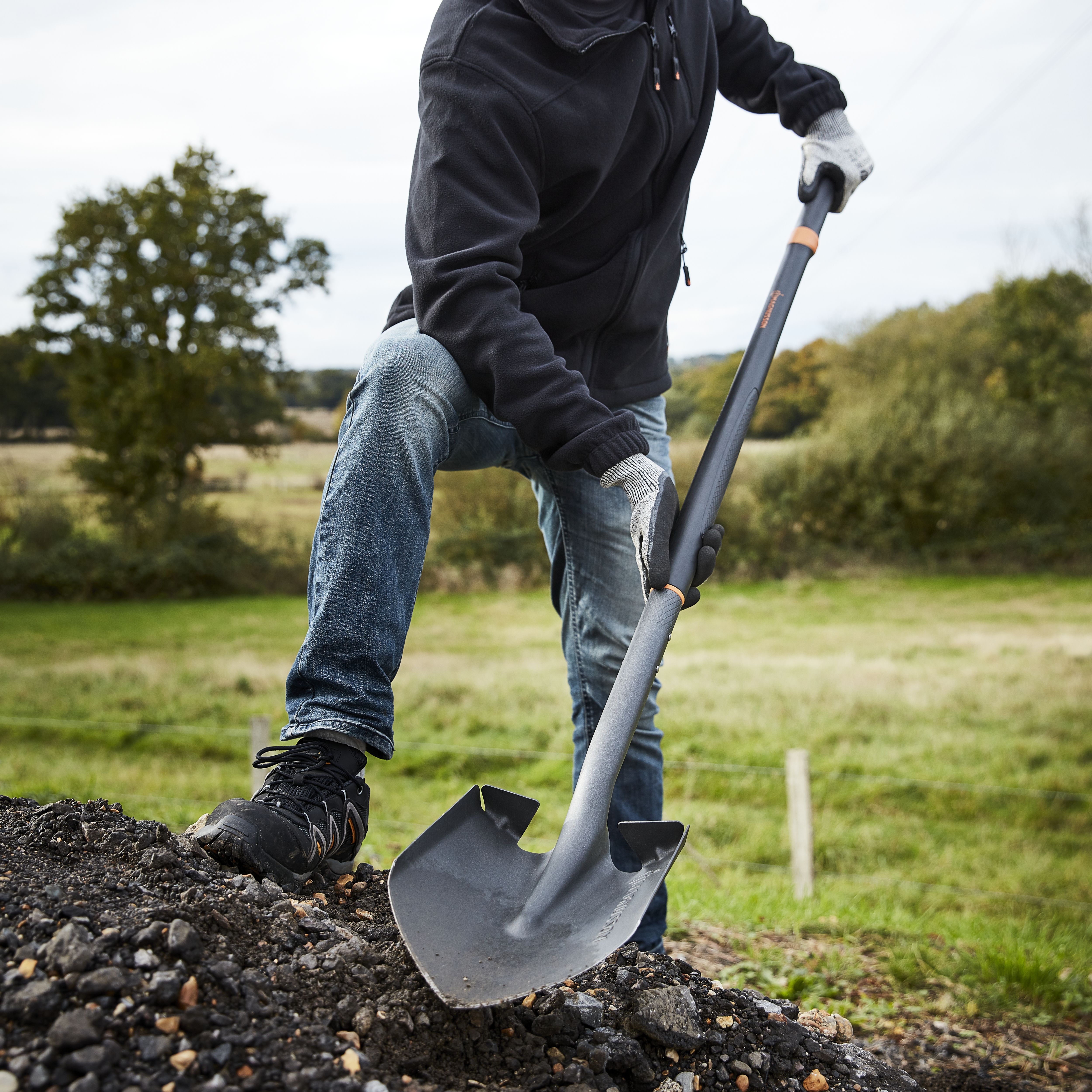 Long handled deals digging spade