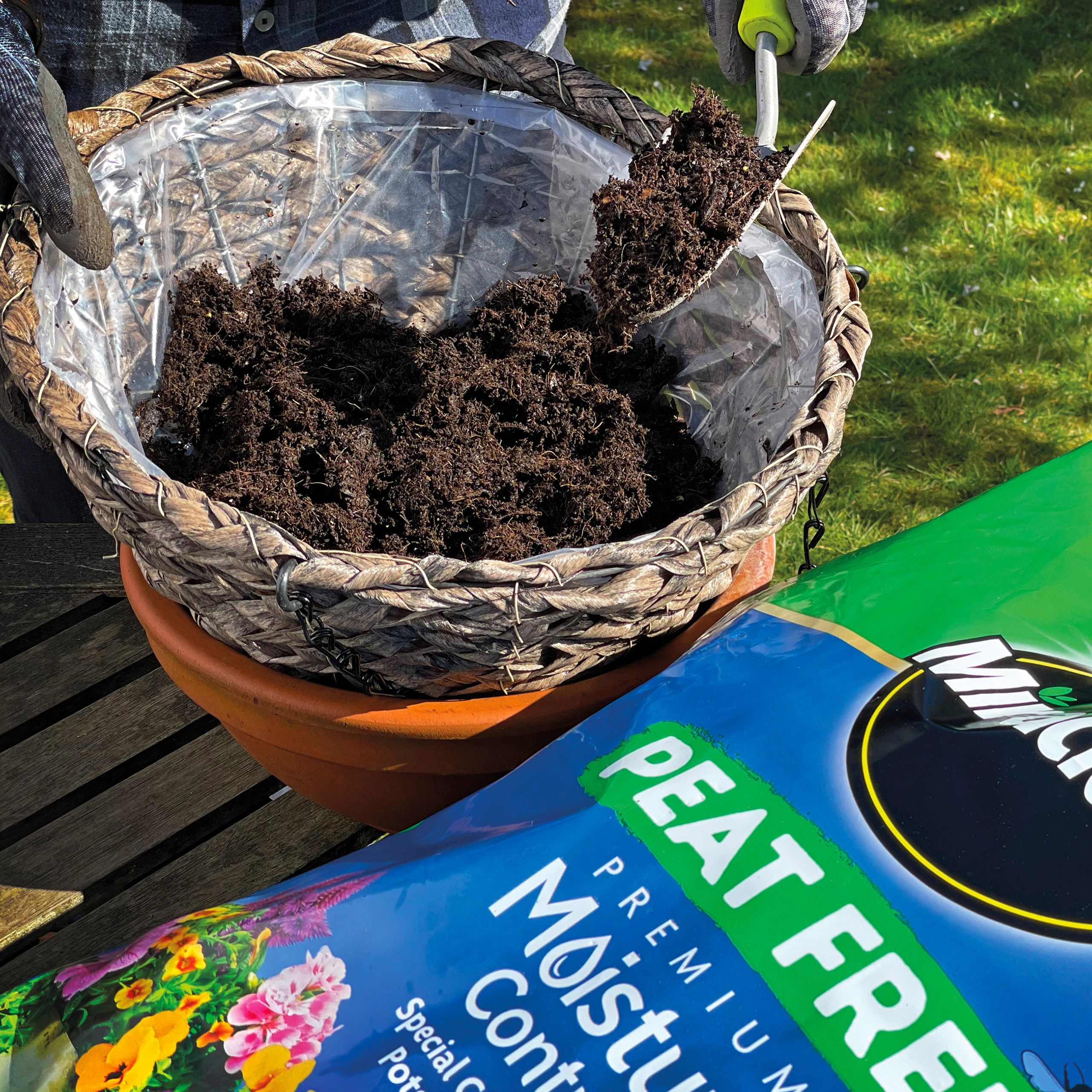 Miracle-Gro Moisture Control Beds, borders & pots Compost 40L Bag