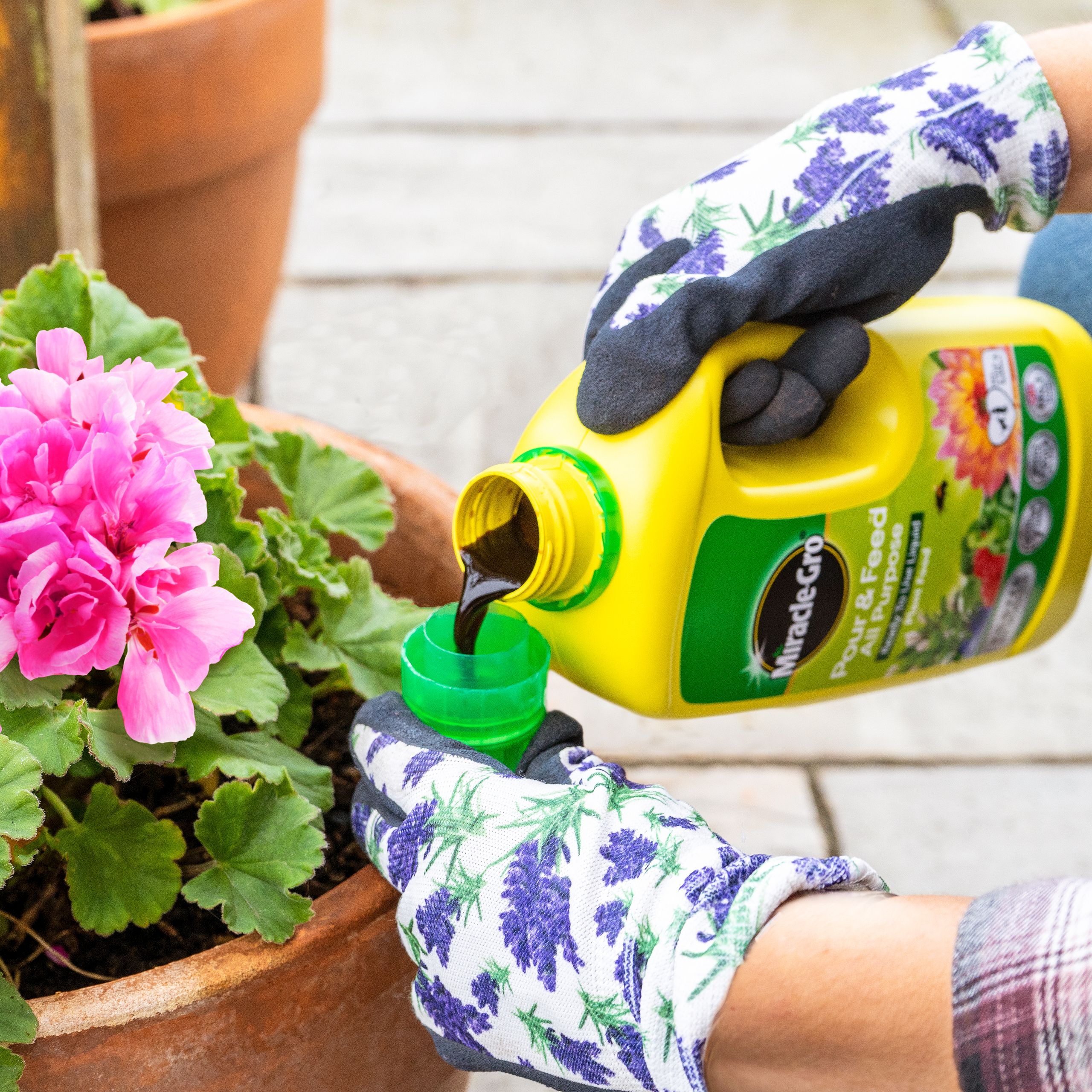 Miracle-Gro Pour & feed Universal Liquid Plant feed 1L