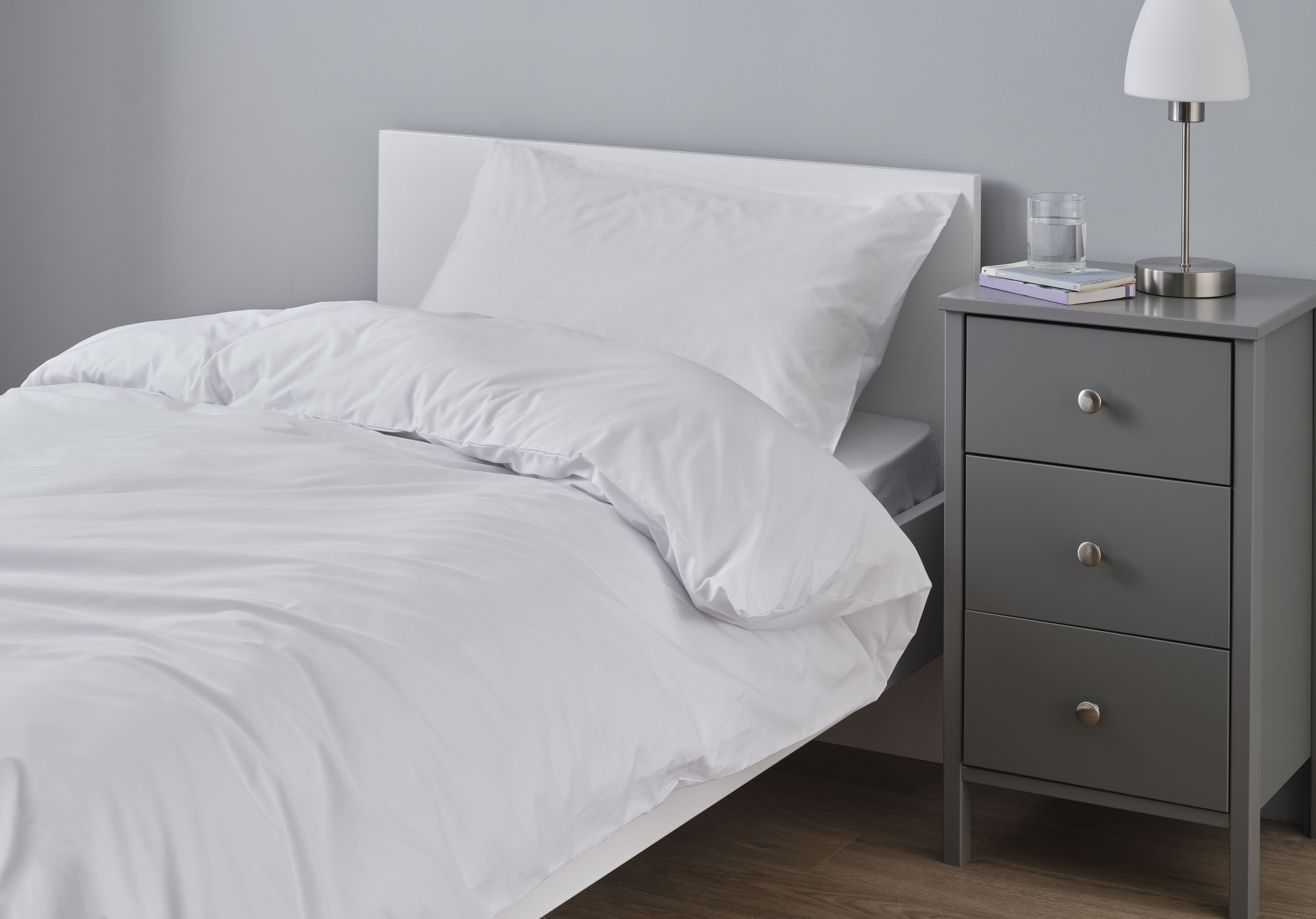 Nia Plain White Single Duvet cover & pillow case set