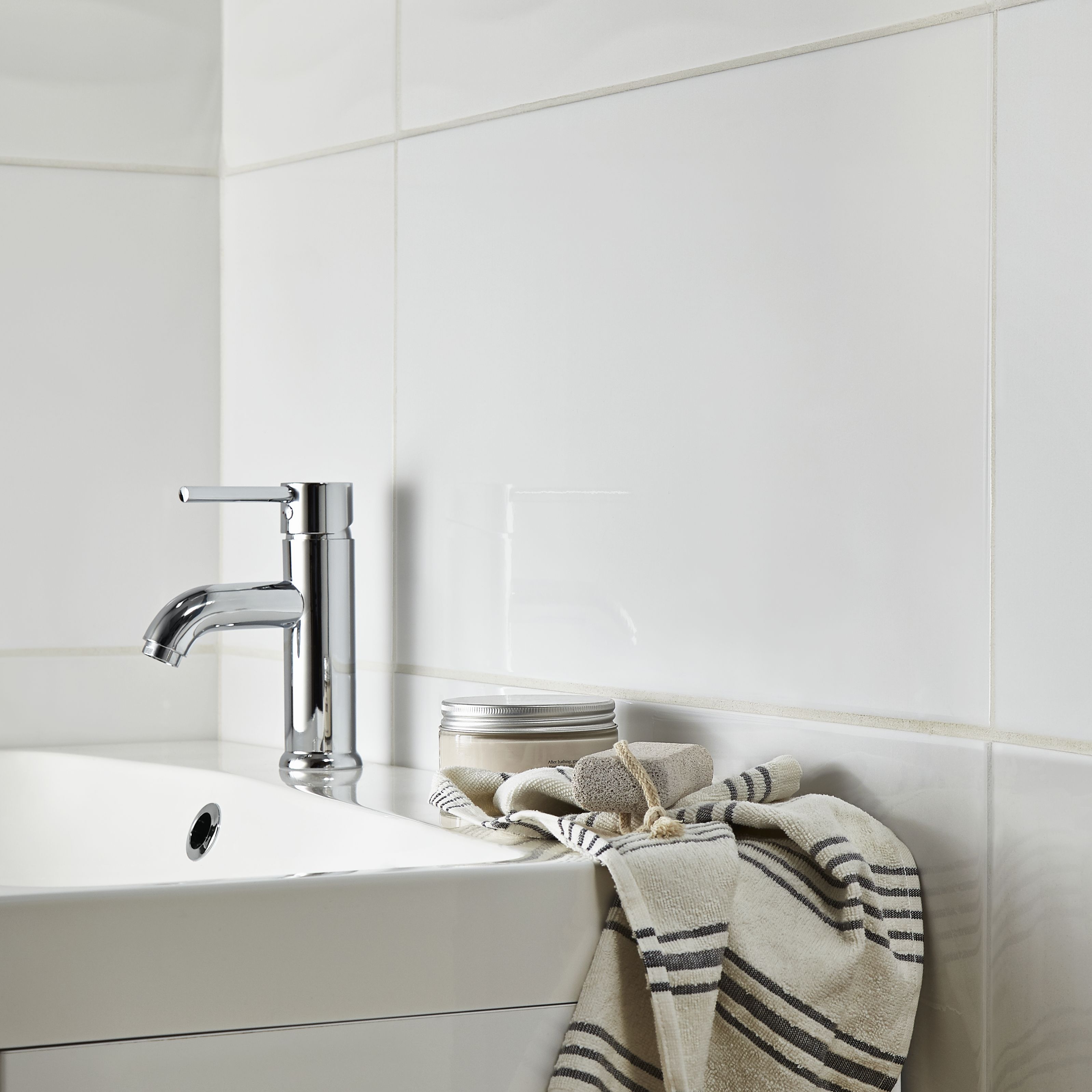 Perouso White Gloss Flat Glossy Tile Ceramic Wall Tile, Pack of 6, (L)600mm (W)300mm