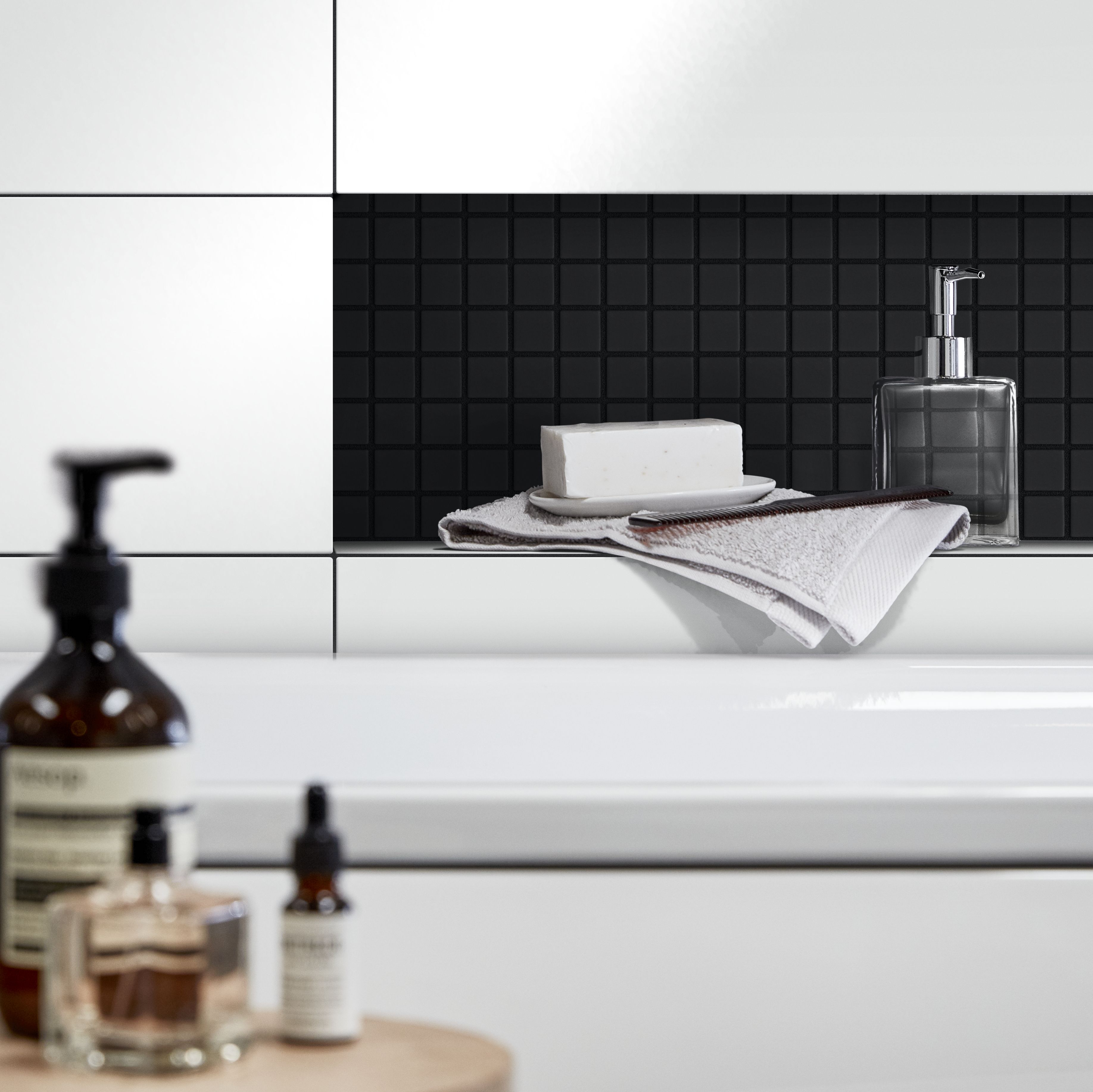 Perouso White Gloss Flat Glossy Tile Ceramic Wall Tile, Pack of 6, (L)600mm (W)300mm