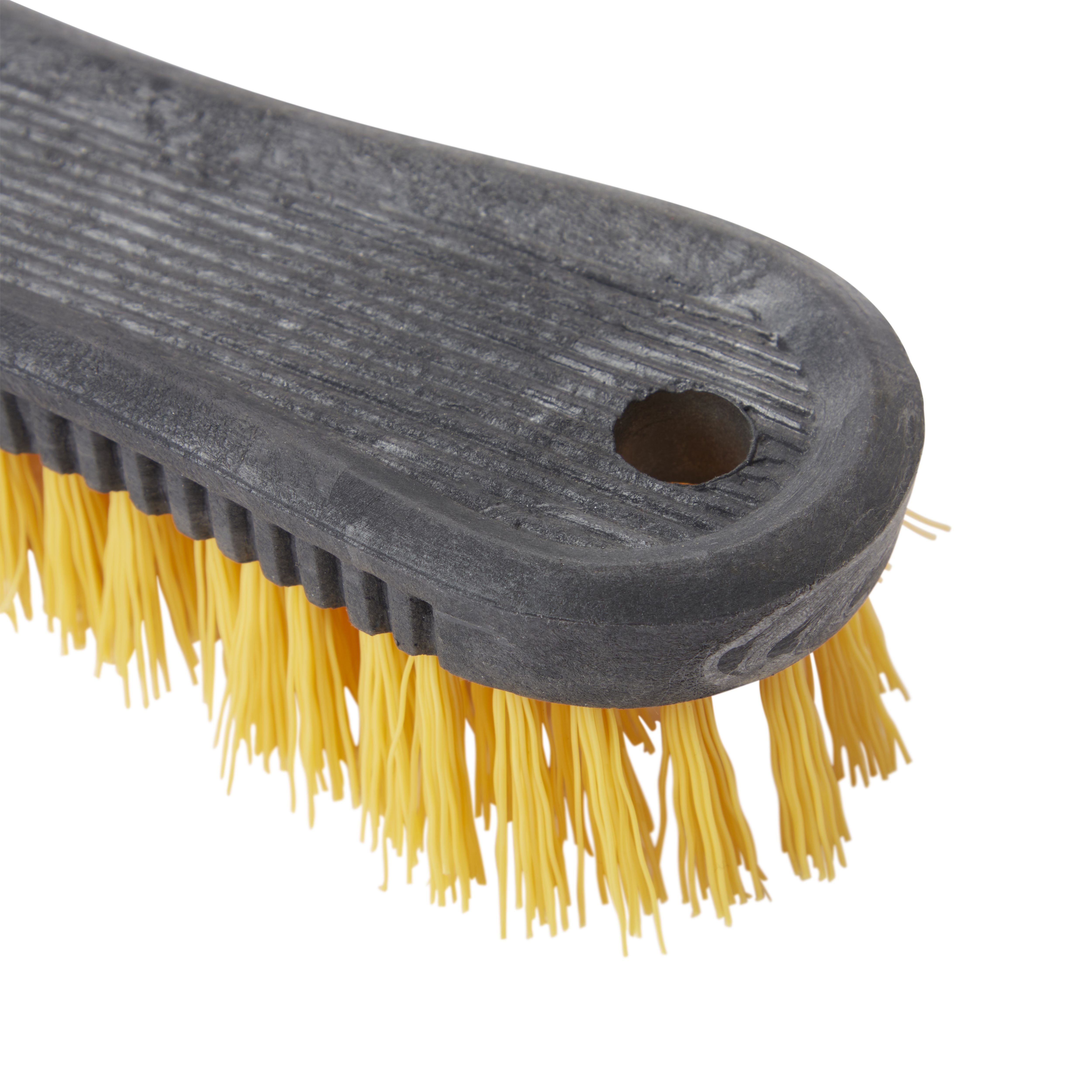 https://kingfisher.scene7.com/is/image/Kingfisher/polyethylene-pe-scrubbing-brush-w-57mm~3663602564133_02bq?$MOB_PREV$&$width=618&$height=618