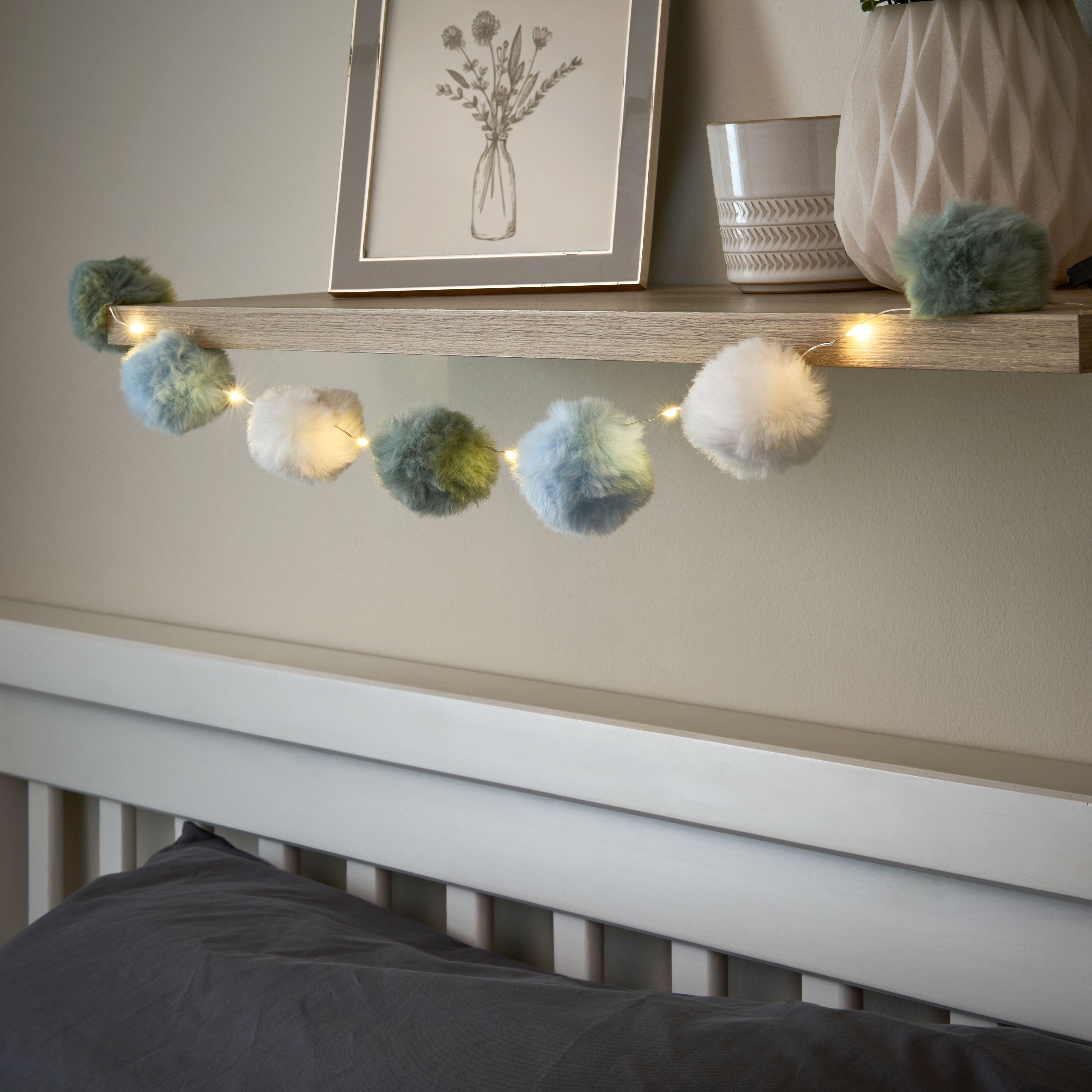Pom-Pom Battery-powered Warm white 16 SMD LED Indoor Blue, White & Mint String lights