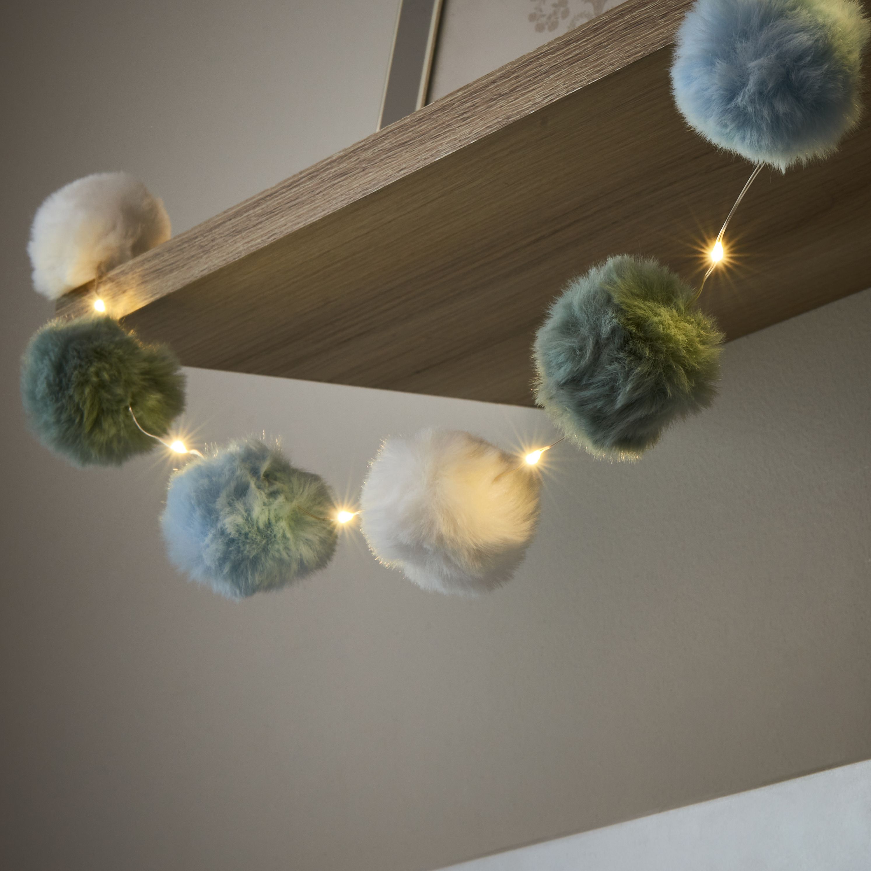 Pom-Pom Battery-powered Warm white 16 SMD LED Indoor Blue, White & Mint String lights