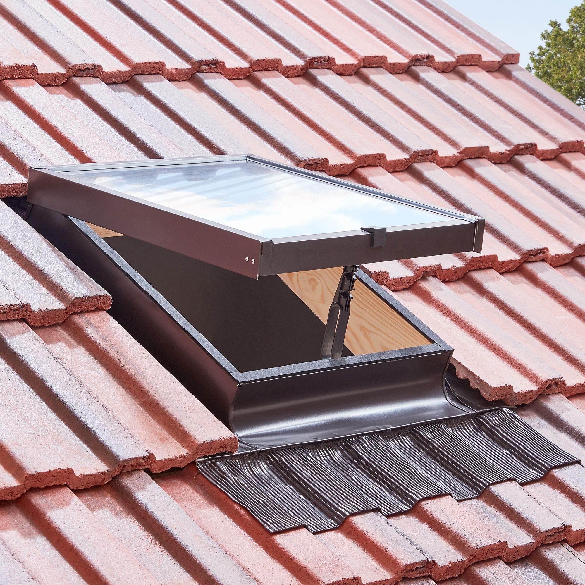 Site Anthracite Aluminium alloy Top hung Skylight, (H)550mm (W)450mm