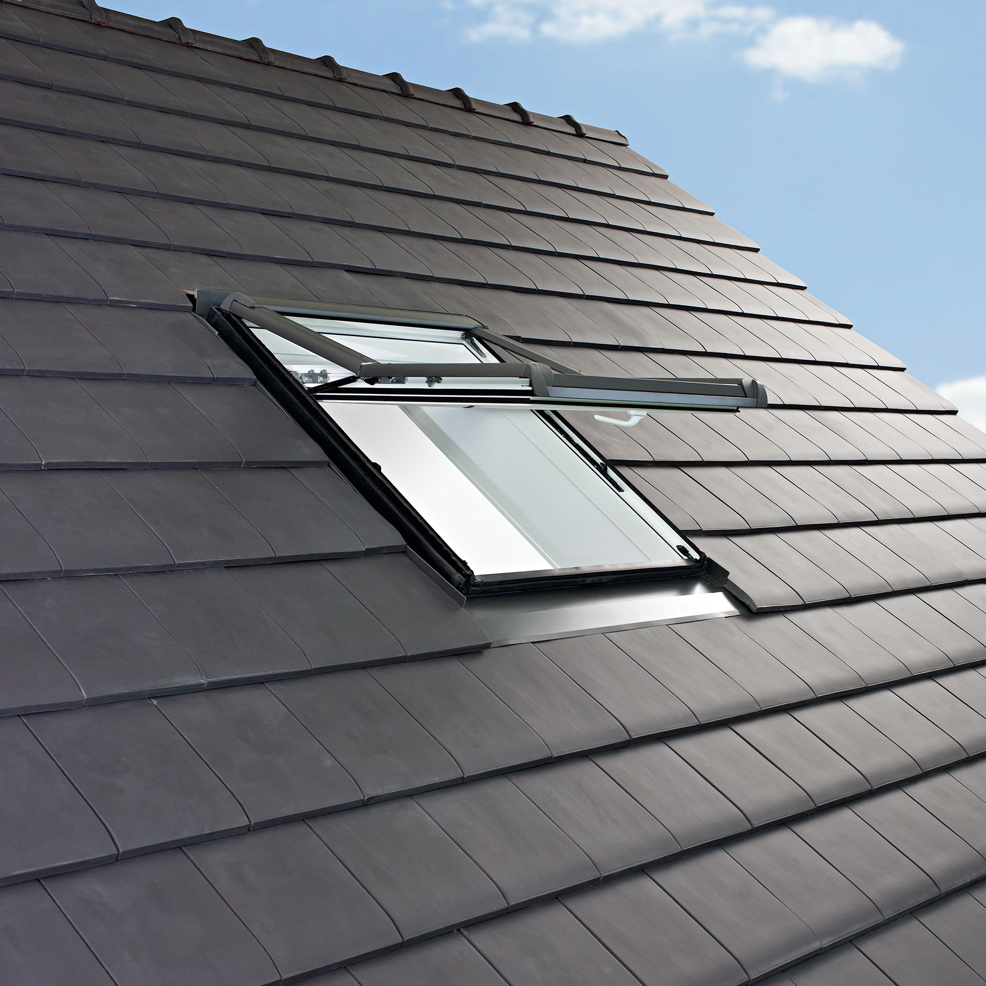 Site Premium Anthracite Aluminium alloy Centre pivot Roof window, (H)980mm (W)780mm