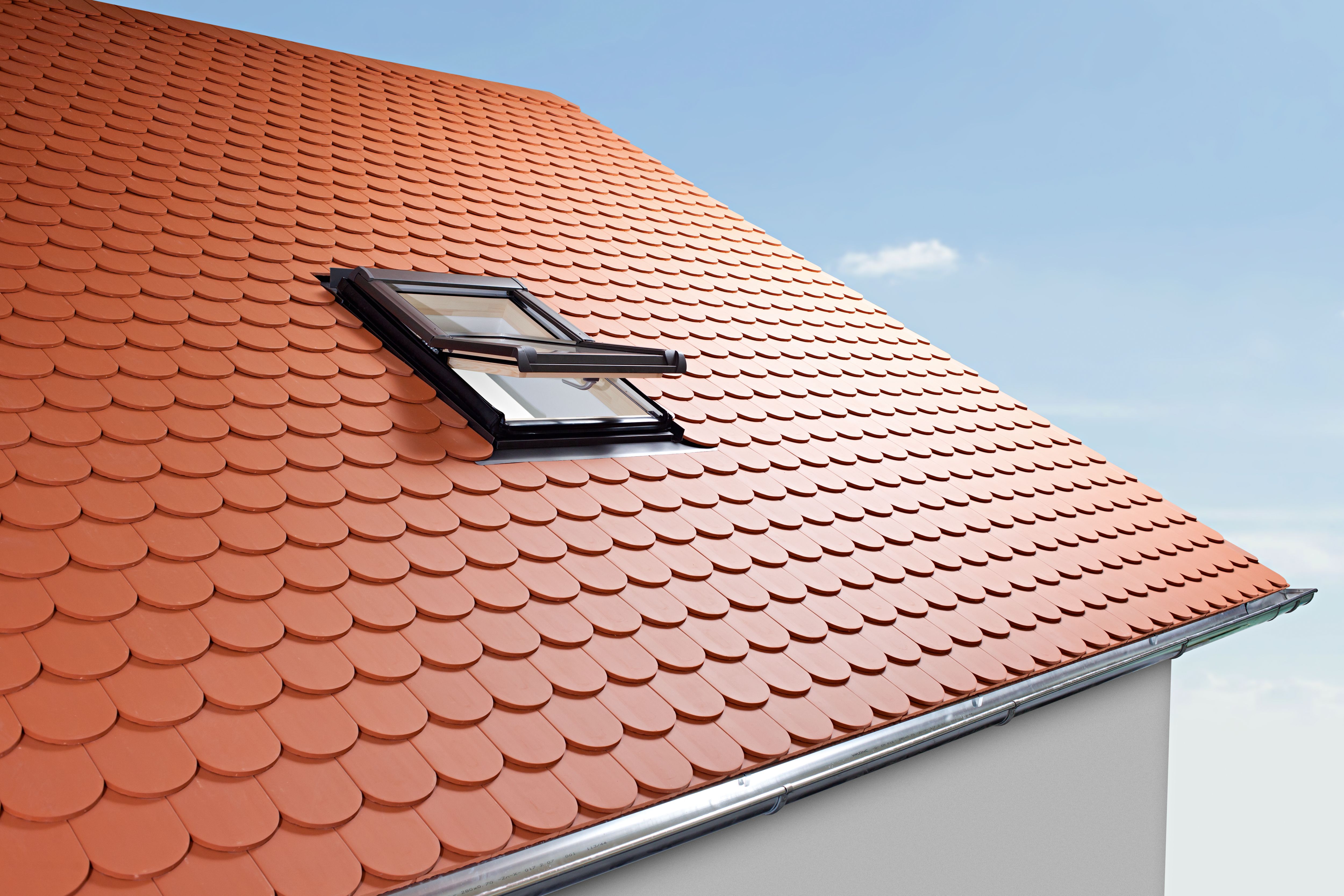 Site Standard Anthracite Aluminium alloy Centre pivot Roof window, (H)980mm (W)780mm