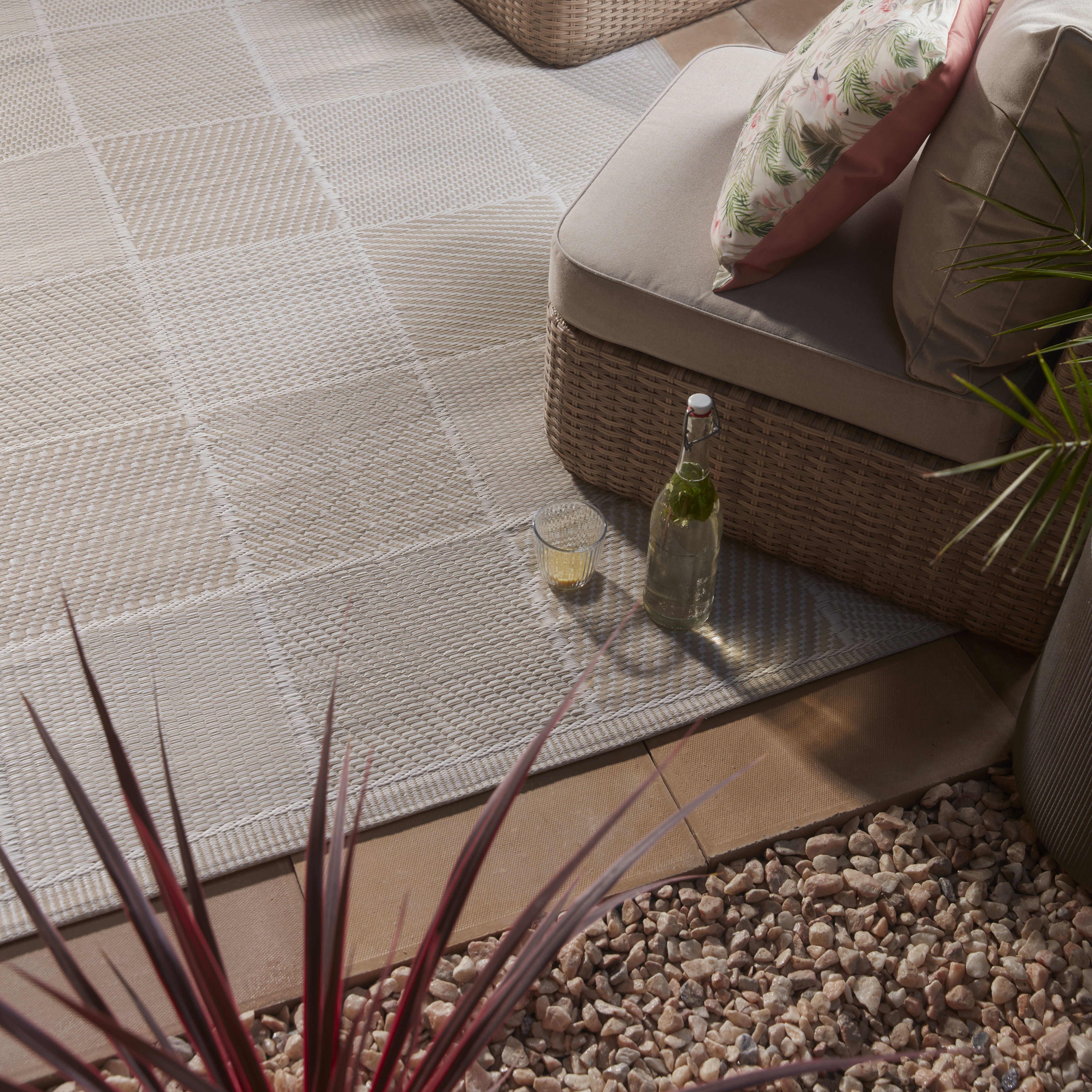 Smart Garden Alfresco Beige Mosiac Outdoor Rug, (L)210cm x (W)150cm