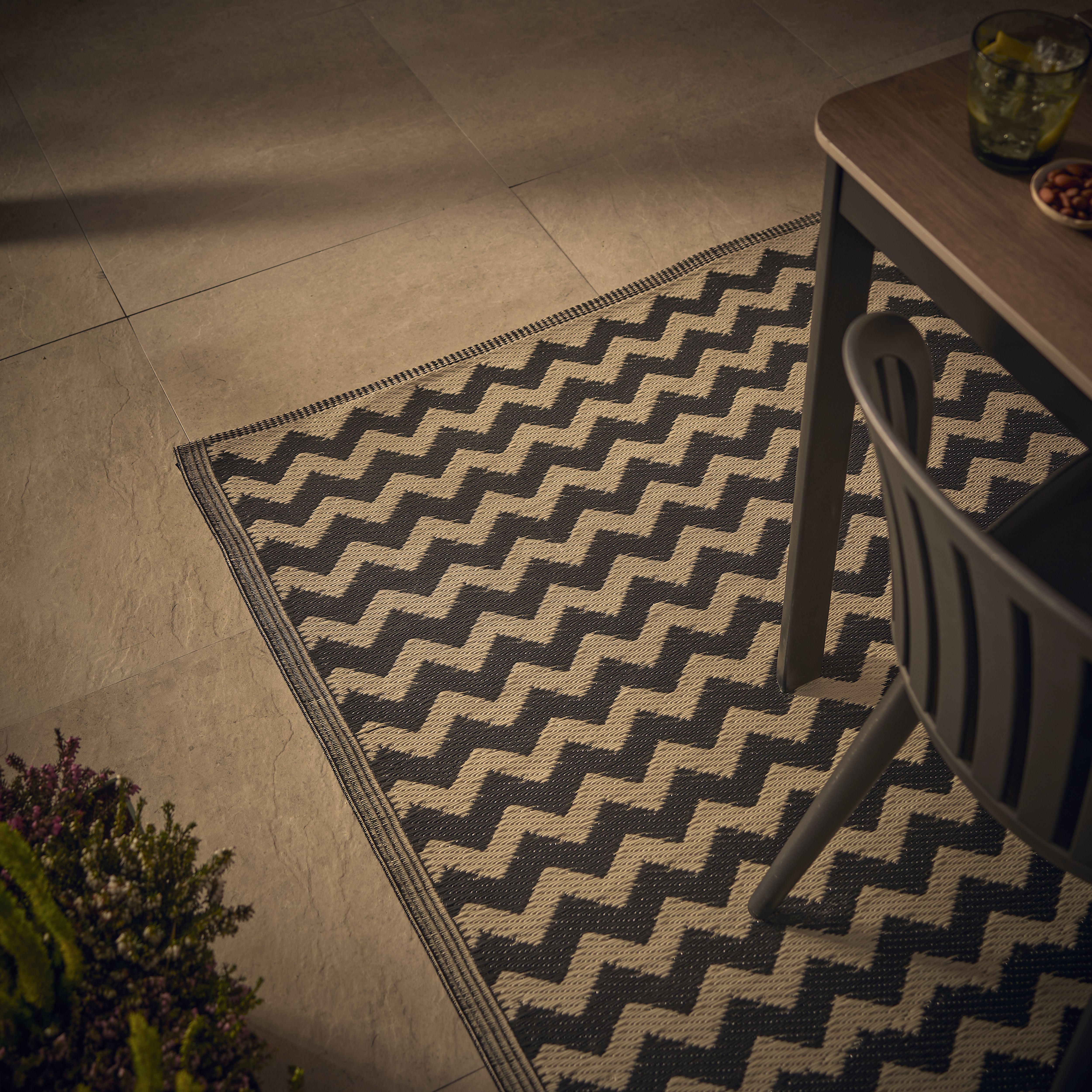 Smart Garden Alfresco Black & White Zig Zag Outdoor Rug, (L)230cm x (W)160cm