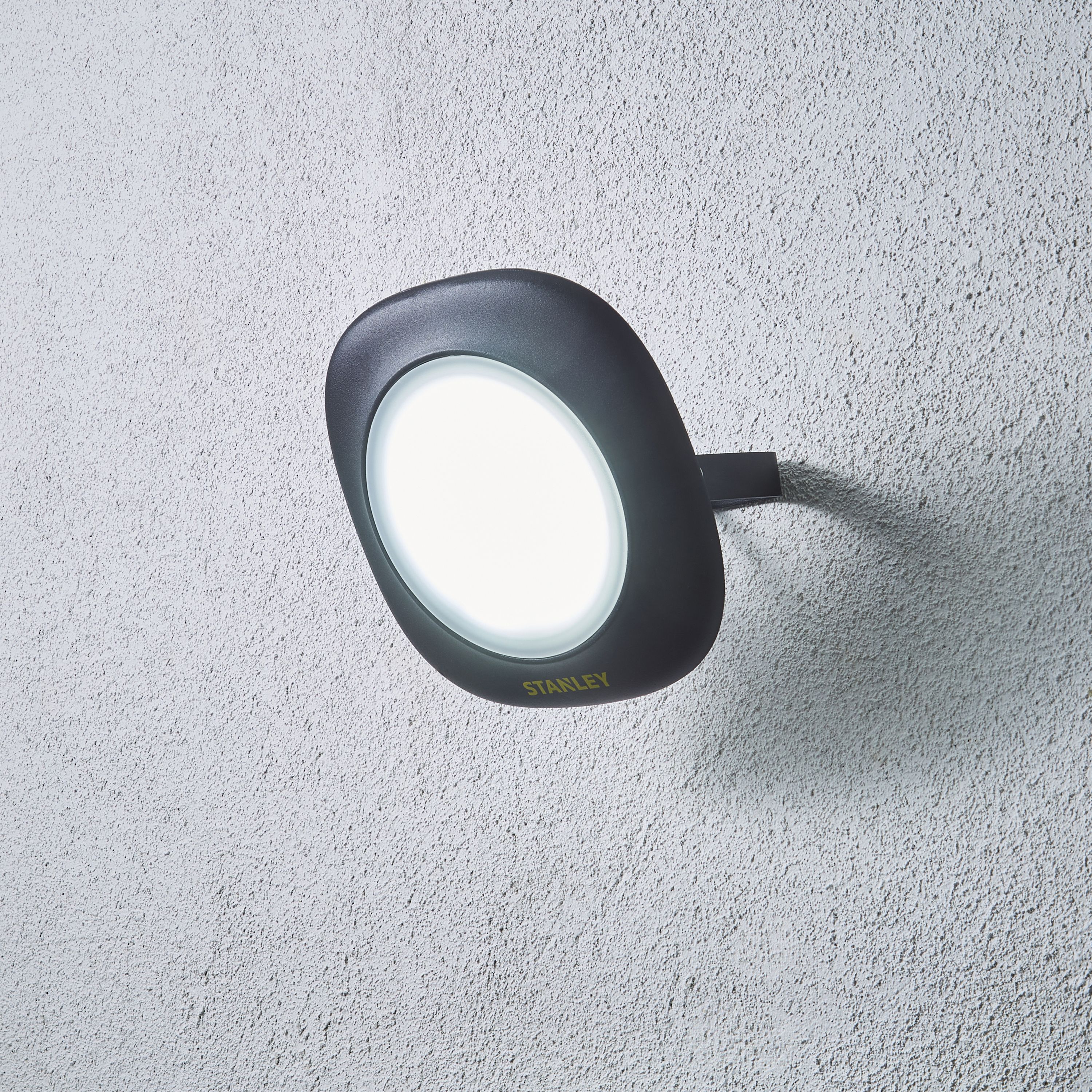 Stanley Round Floodlights Black Mains-powered Cool daylight LED Without sensor Slimline floodlight 4500lm