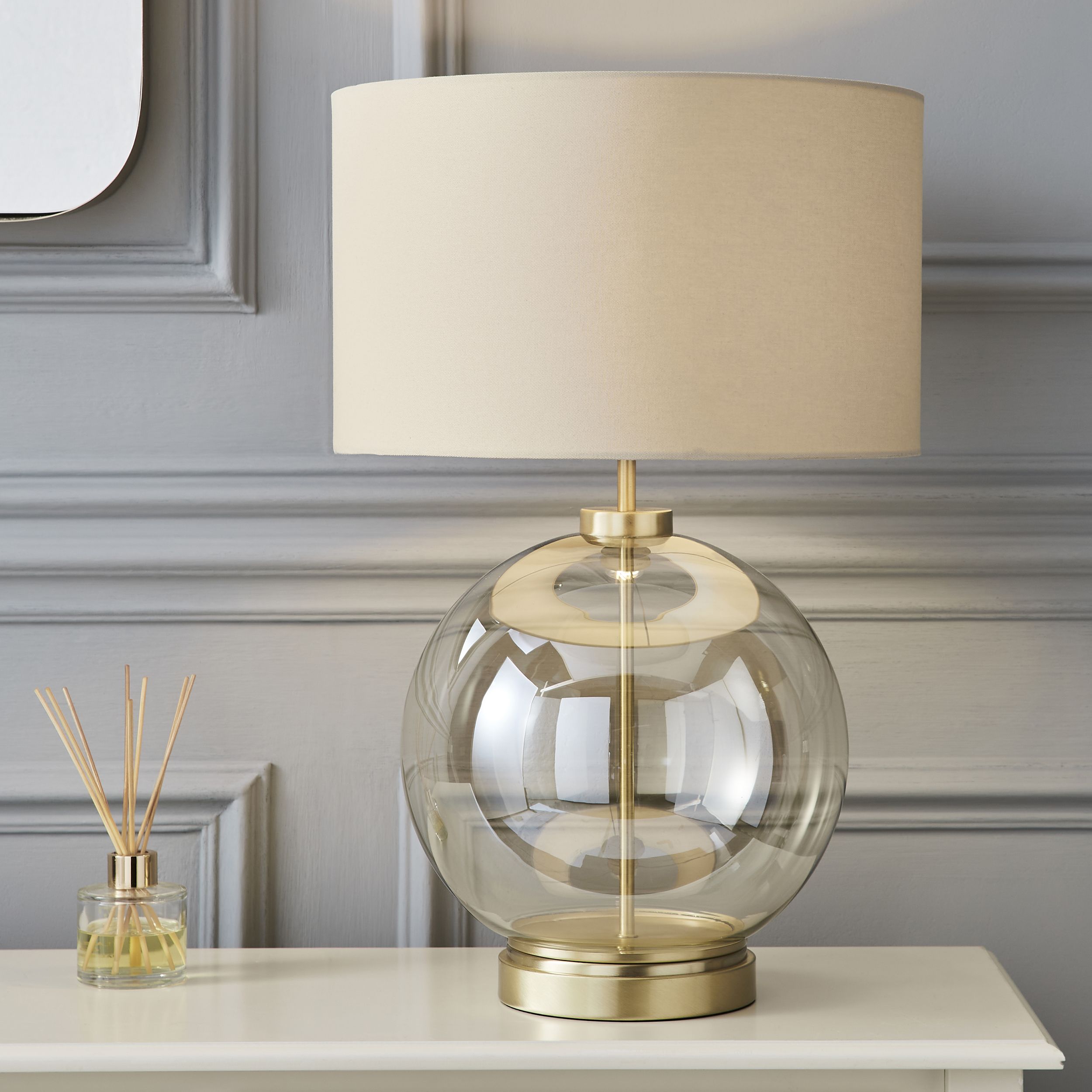 Round base shop table lamp