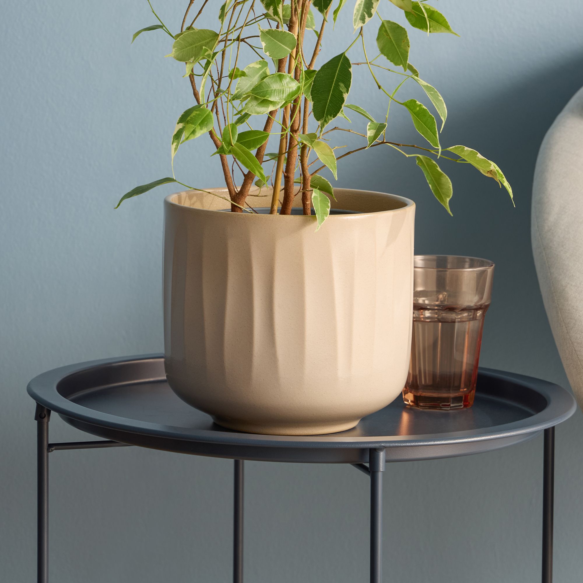 Verve Bagua Cream Ceramic Plant pot (Dia) 21cm, (H)19cm
