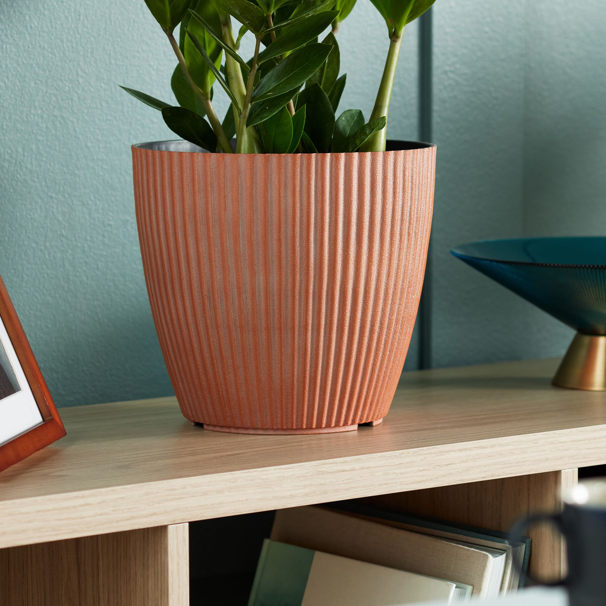 Verve Brown Ribbed Recycled plastic Plant pot (Dia) 22cm, (H)20cm