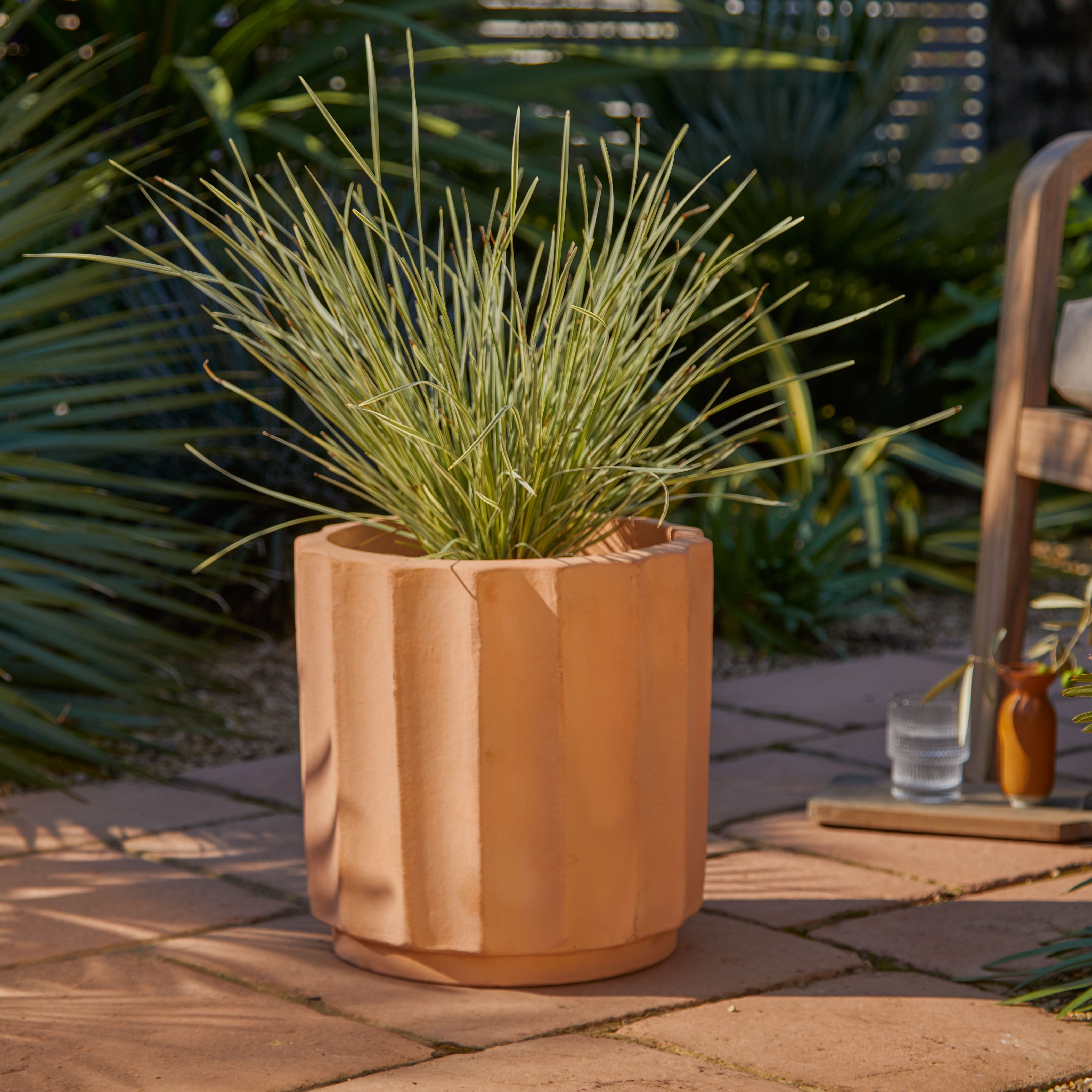 Verve Pink Ribbed Terracotta Plant pot (Dia) 34cm, (H)34cm