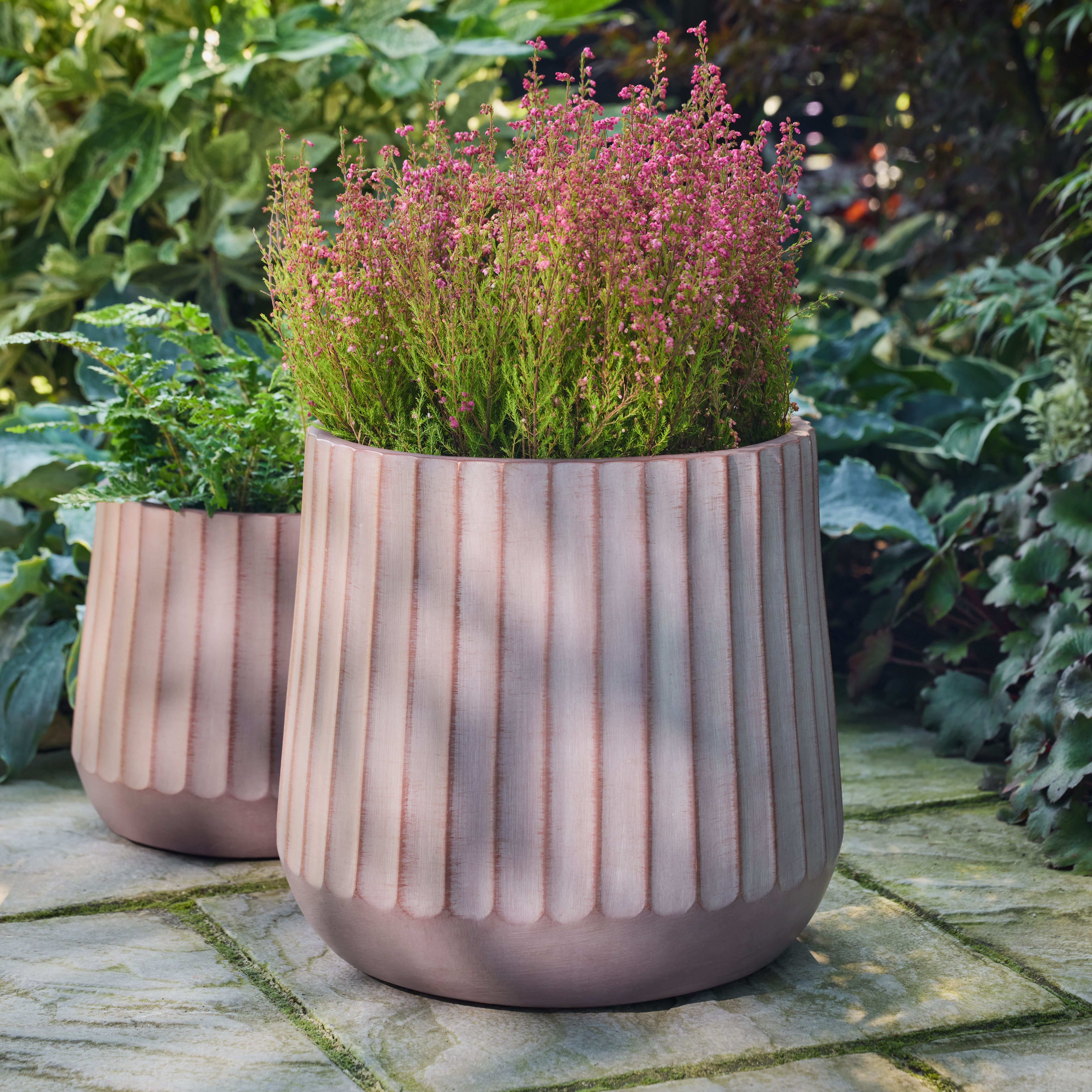 Verve Pink Wide ribbed Fibreclay Plant pot (Dia) 37cm, (H)34cm