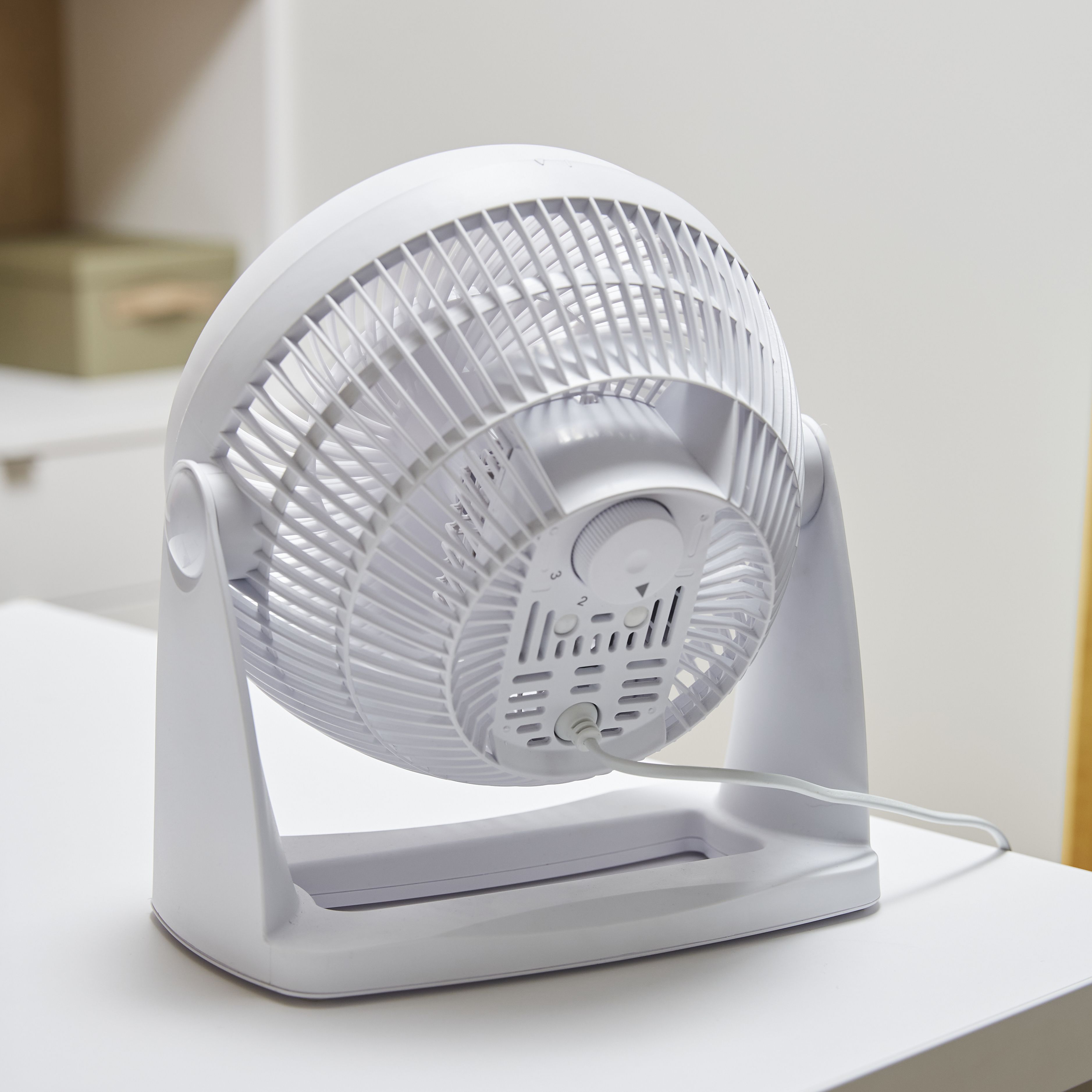 White 7" 21W Desk fan