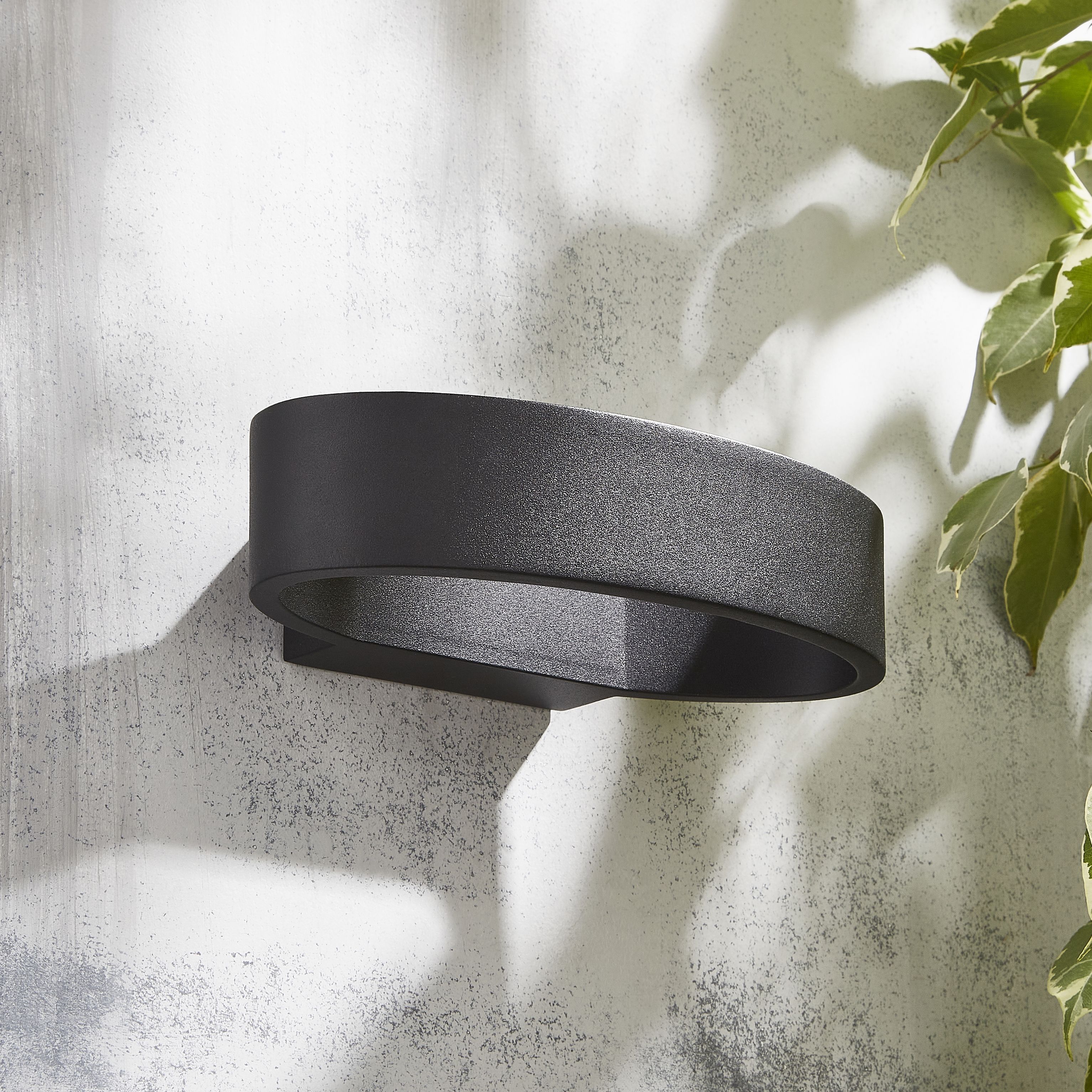 Zinc Banir Fixed Matt Black Mains-powered LED Outdoor Oval Wall light 260lm (Dia)13cm