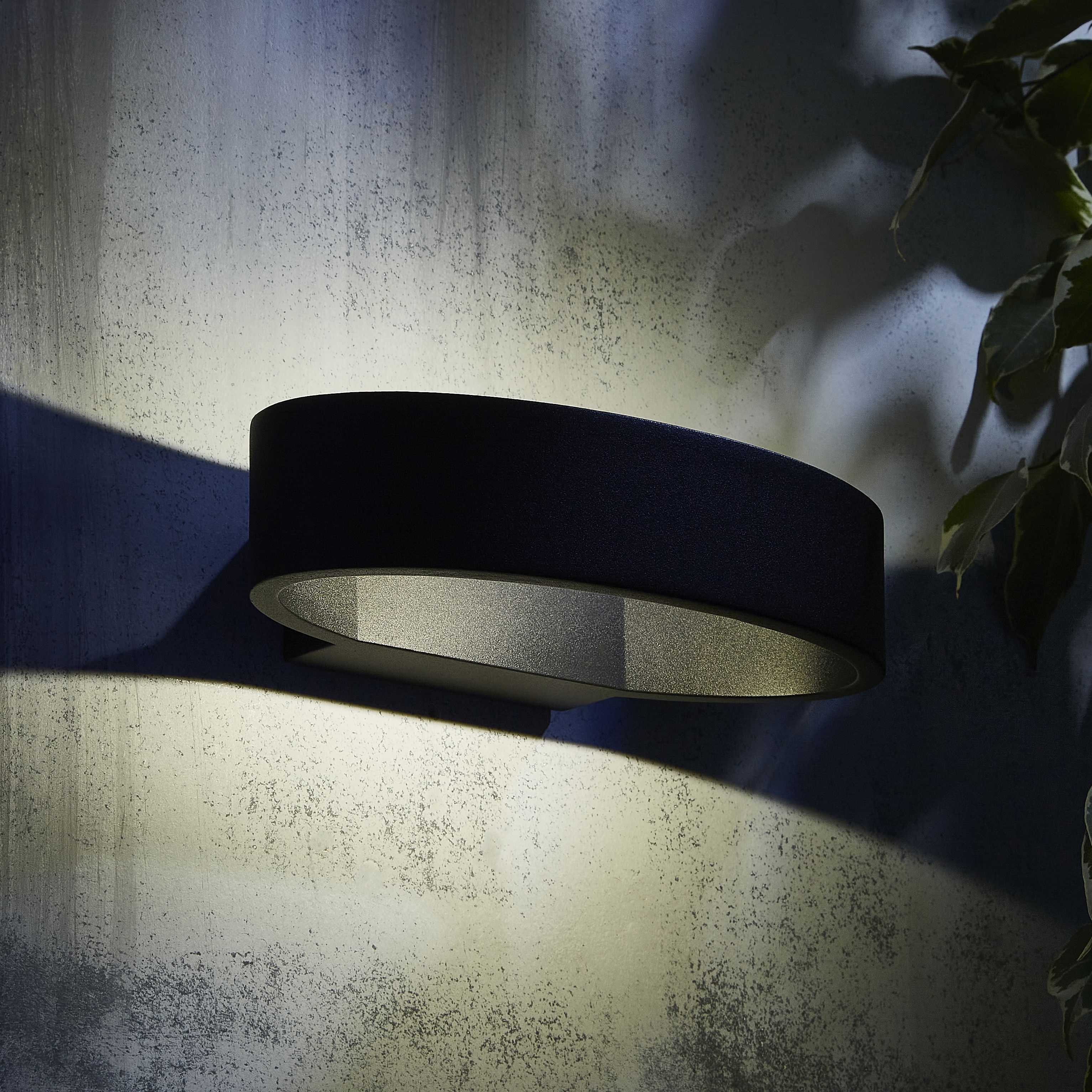 Zinc Banir Fixed Matt Black Mains-powered LED Outdoor Oval Wall light 260lm (Dia)13cm