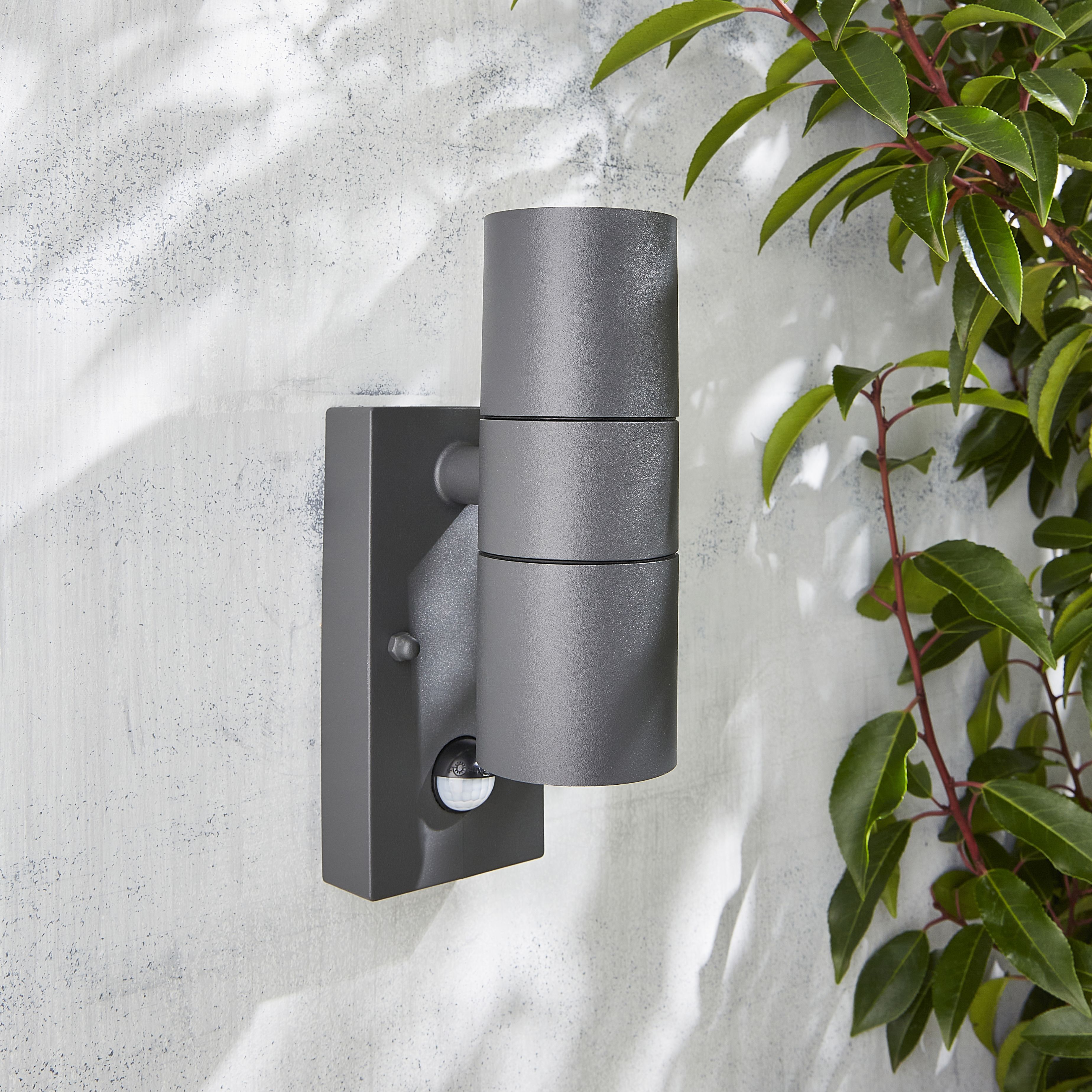 Zinc Odin Fixed Matt Black Mains-powered LED Outdoor ON/OFF with PIR Wall light (Dia)6cm