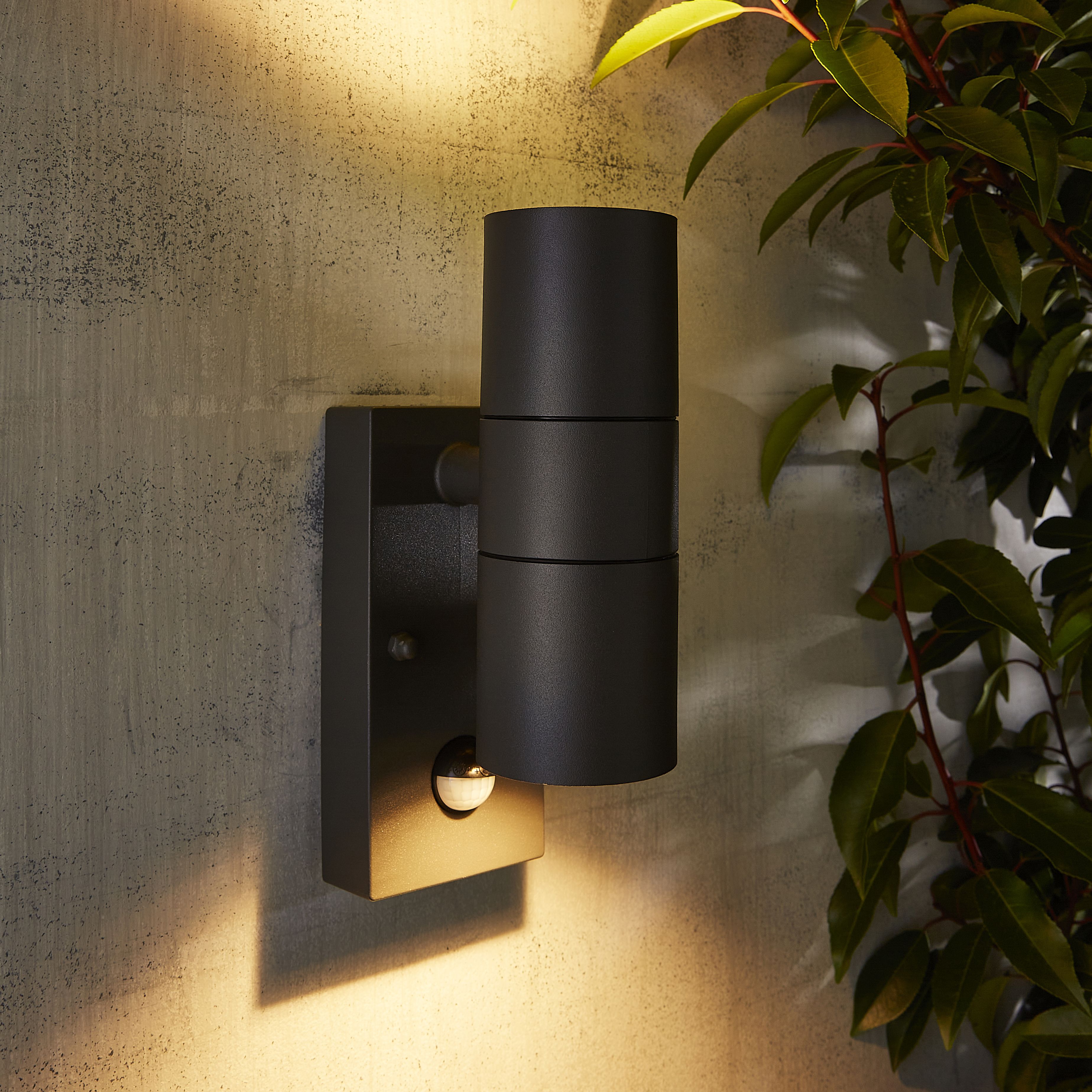 Zinc Odin Fixed Matt Black Mains-powered LED Outdoor ON/OFF with PIR Wall light (Dia)6cm
