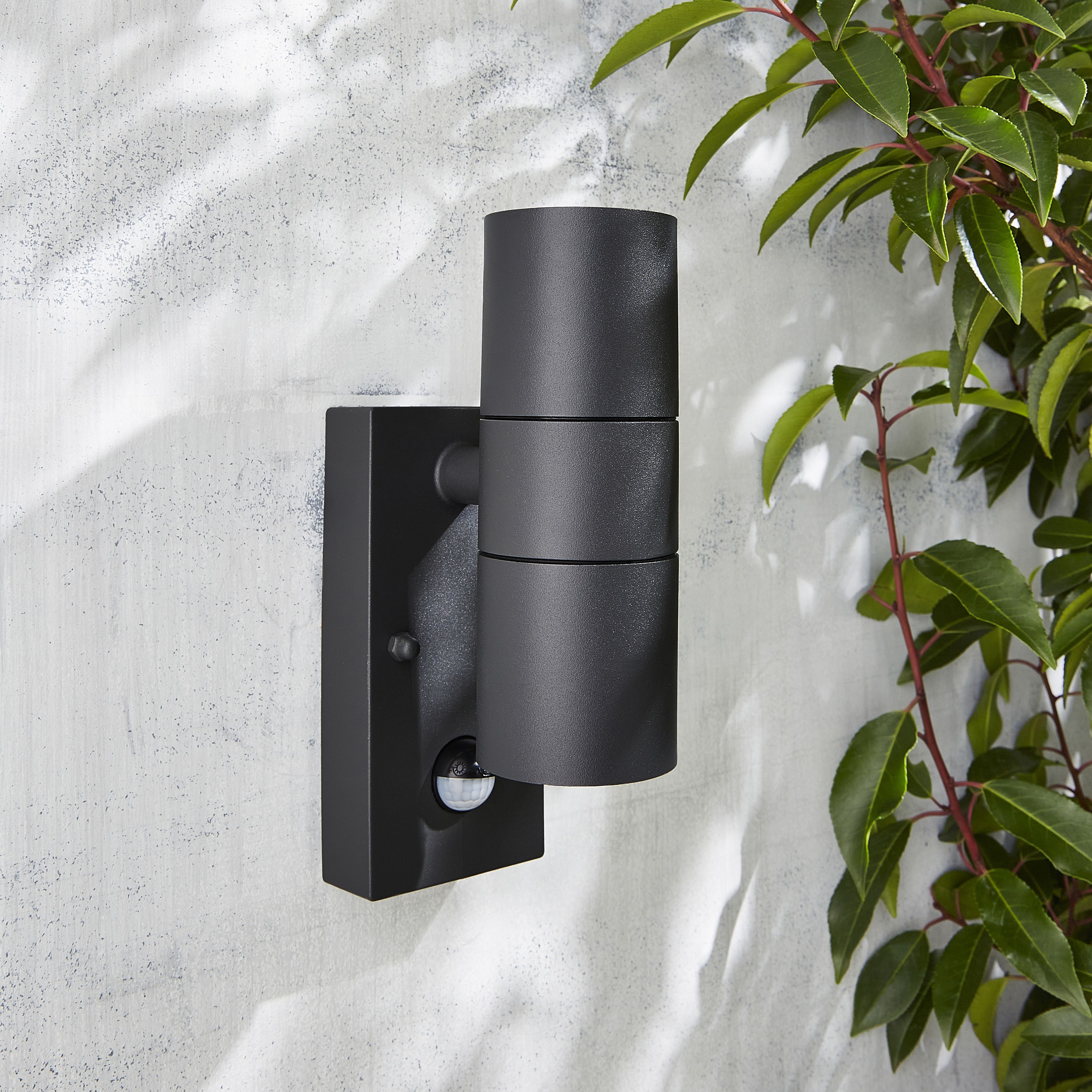 Zinc Odin Fixed Matt Black Mains-powered LED Outdoor ON/OFF with PIR Wall light (Dia)6cm