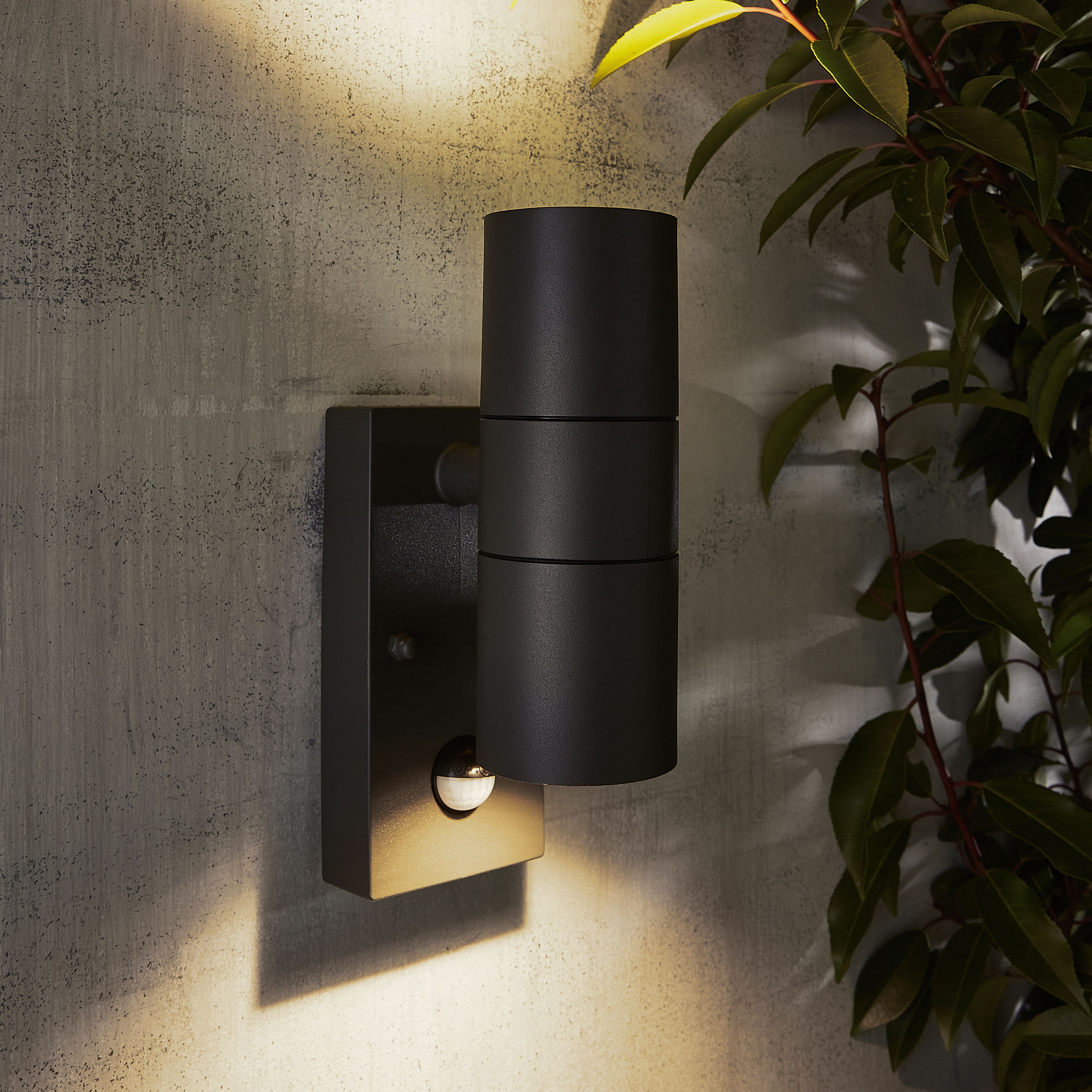 Zinc Odin Fixed Matt Black Mains-powered LED Outdoor ON/OFF with PIR Wall light (Dia)6cm