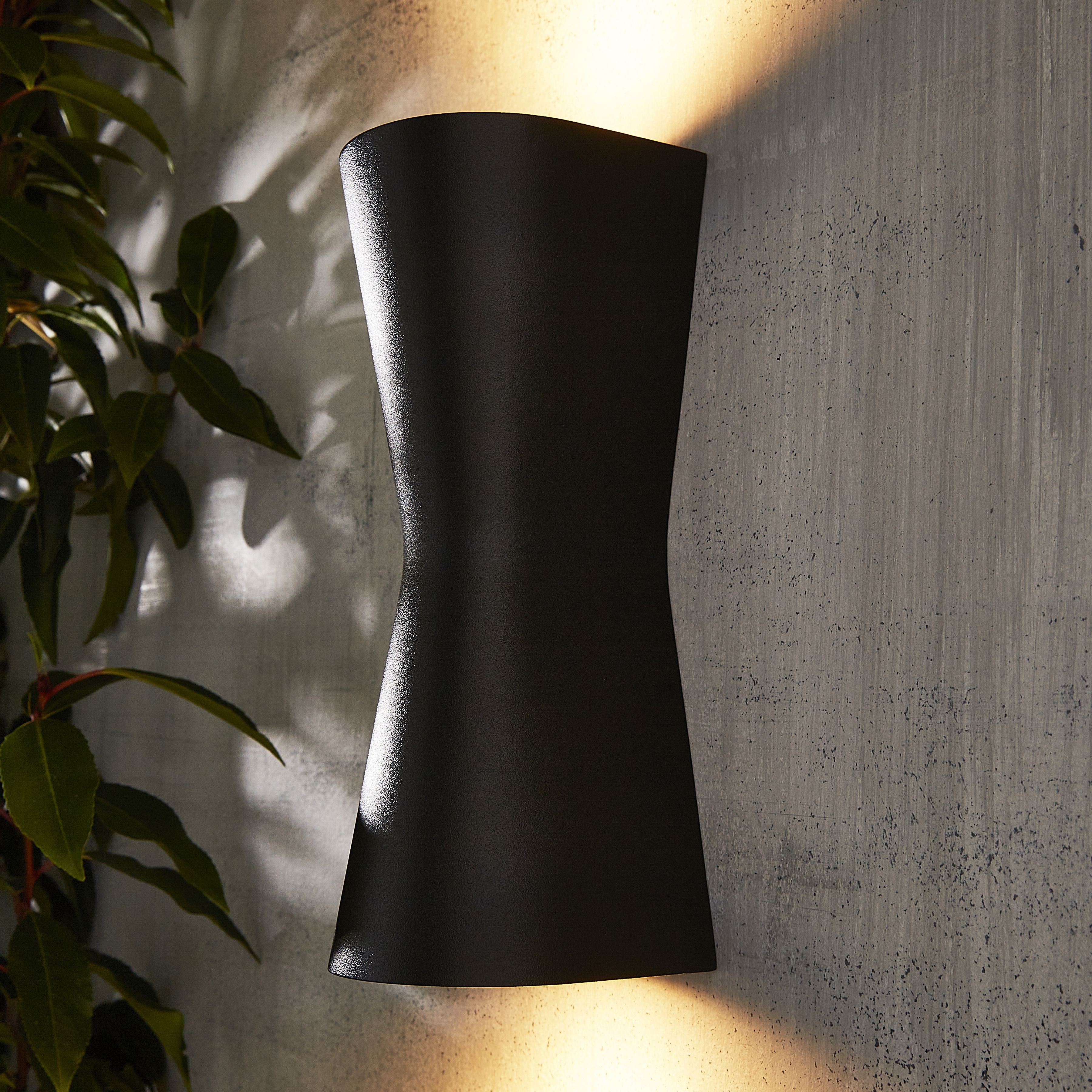 Zinc VANIR Fixed Matt Black Mains-powered LED Outdoor ON/OFF Wall light (Dia)8cm