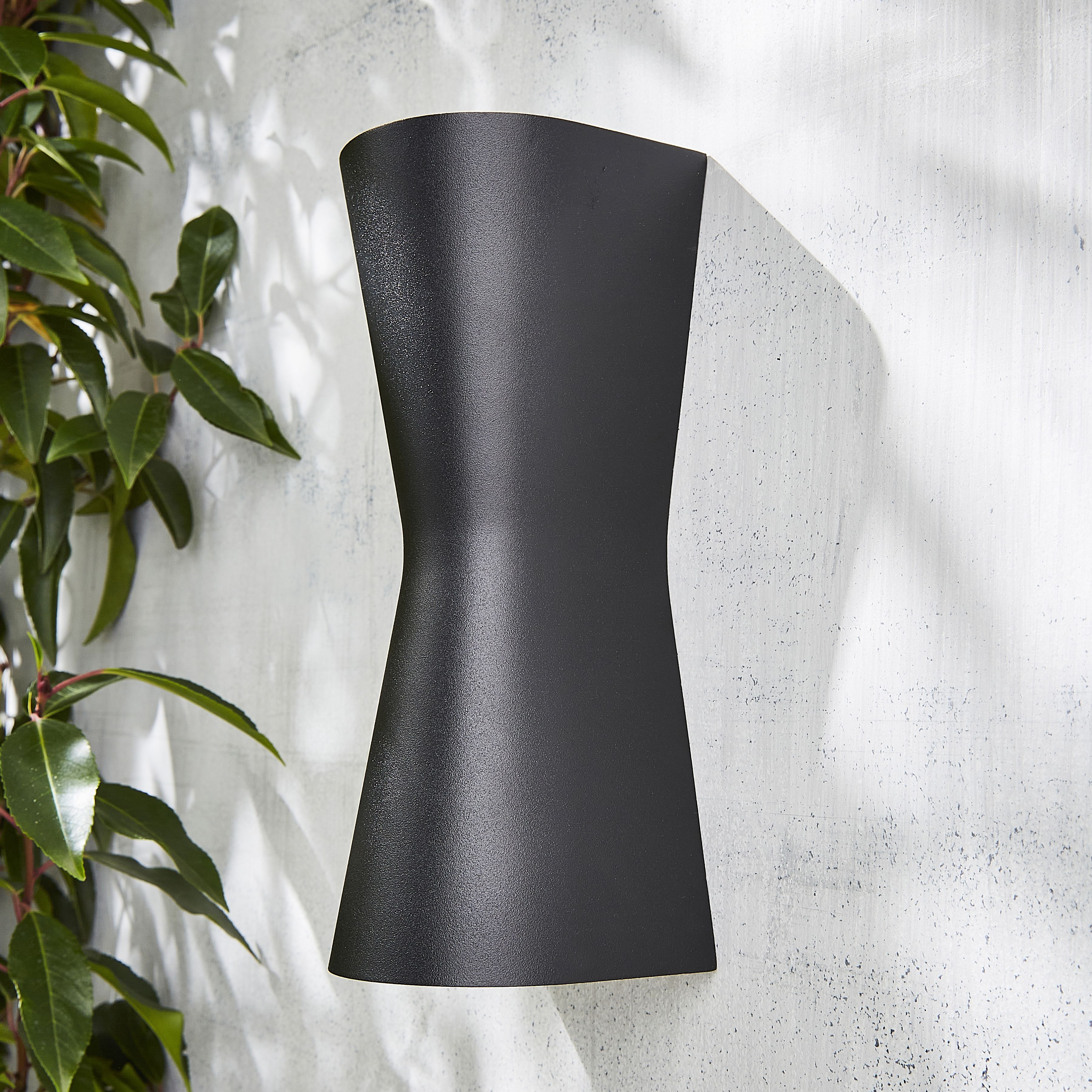 Zinc VANIR Fixed Matt Black Mains-powered LED Outdoor ON/OFF Wall light (Dia)8cm