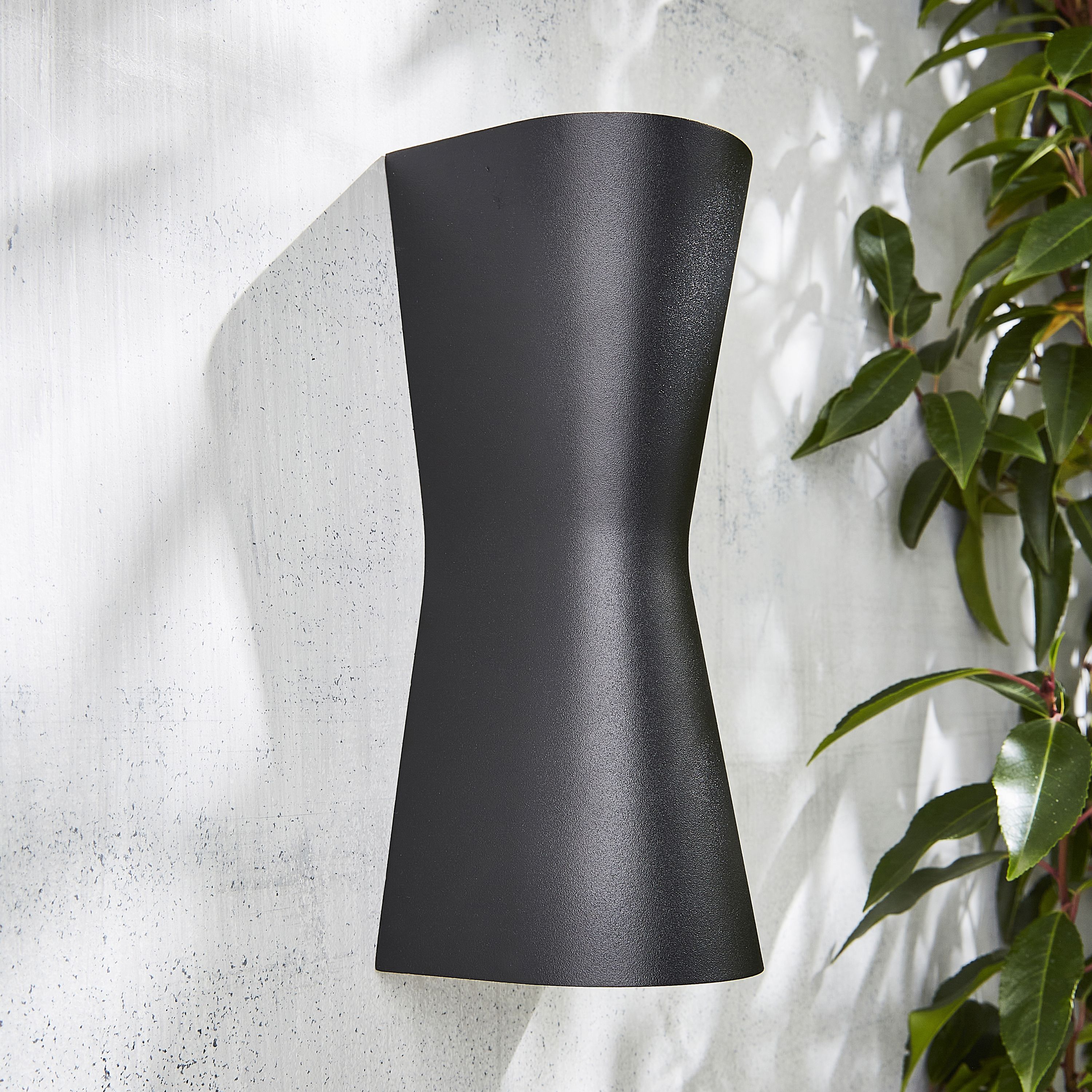 Zinc VANIR Fixed Matt Black Mains-powered LED Outdoor ON/OFF Wall light (Dia)8cm