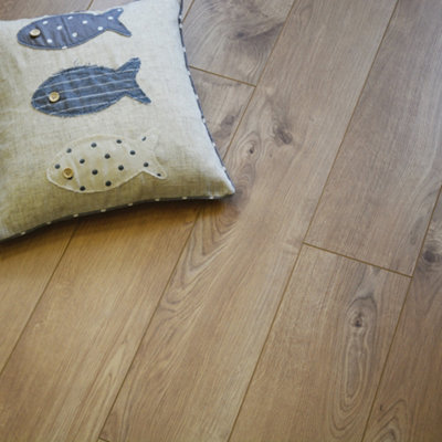 B&Q Ravensdale Plank Oak Effect Laminate Flooring, 1.48M²