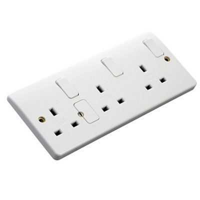 Mk Triple 13A 240V Gloss White Outboard Socket