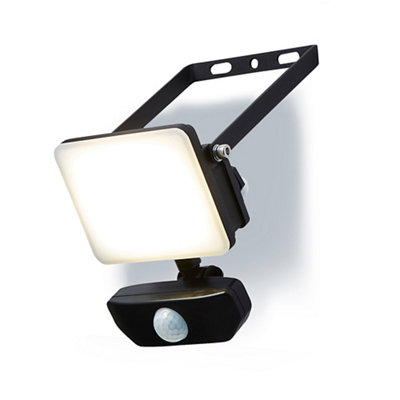 Stanley Black / Frosted Opal Mains-Powered Cool Daylight Led Pir Slimline Floodlight 900Lm