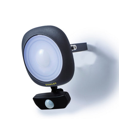 Stanley Black Mains-Powered Cool Daylight Led Pir Slimline Floodlight 900Lm