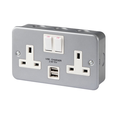 B&Q 13A Grey 2 Gang Metal-Clad Switched Usb Socket With White Inserts