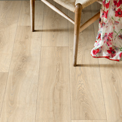 B&Q Precut Natural Oak Plank Effect Sheet Vinyl, 6M²