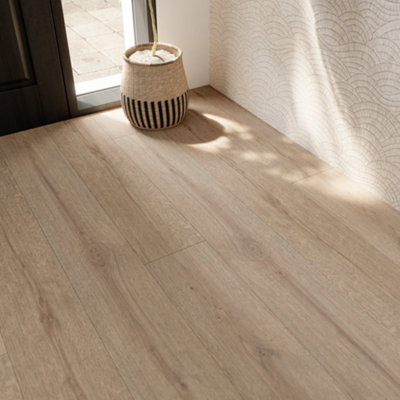 Goodhome Faversham Natural Oak Effect Structured Laminate Flooring, 1.99M²